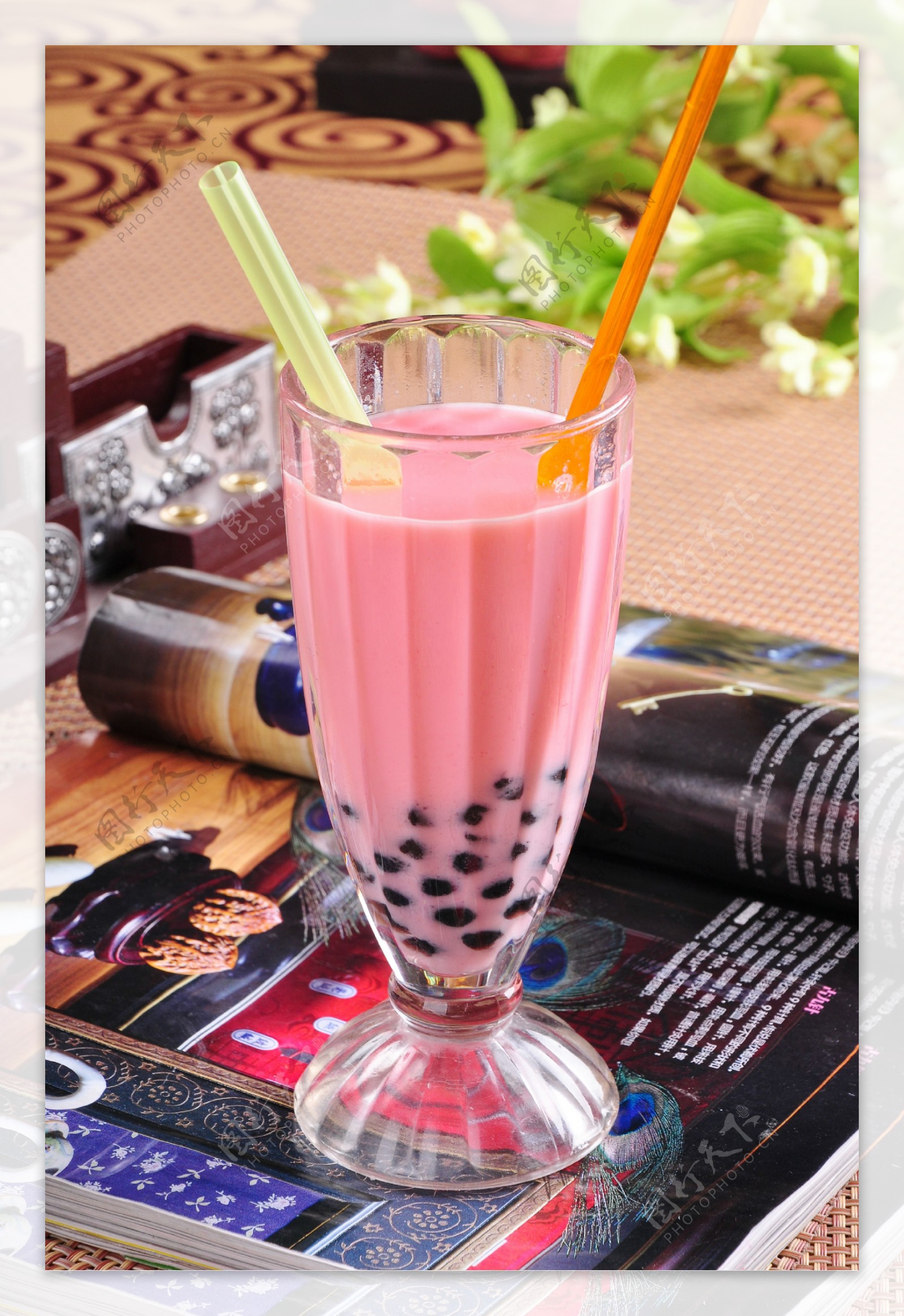 草莓珍珠奶茶图片