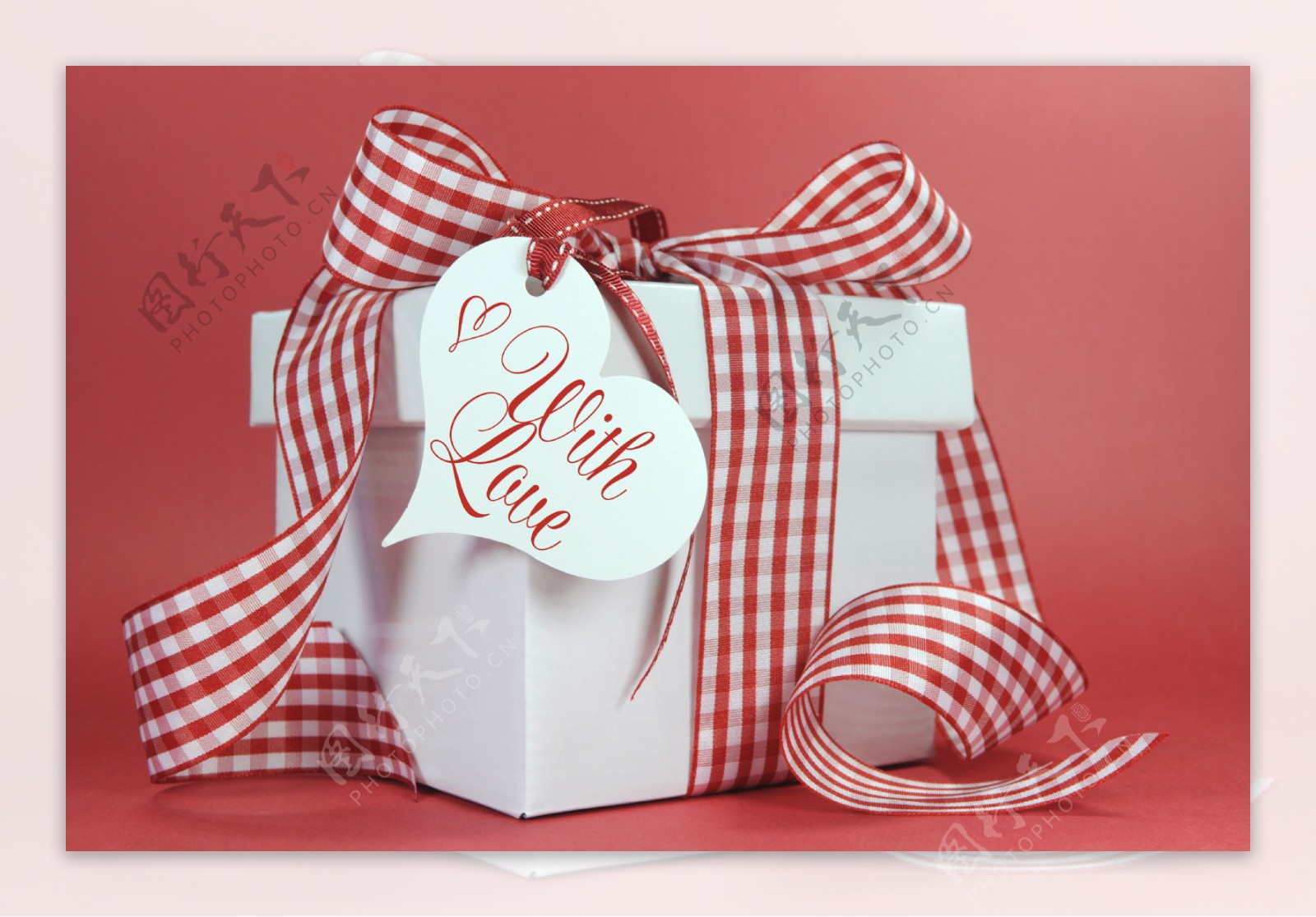 礼物盒丝带和心形标签图片