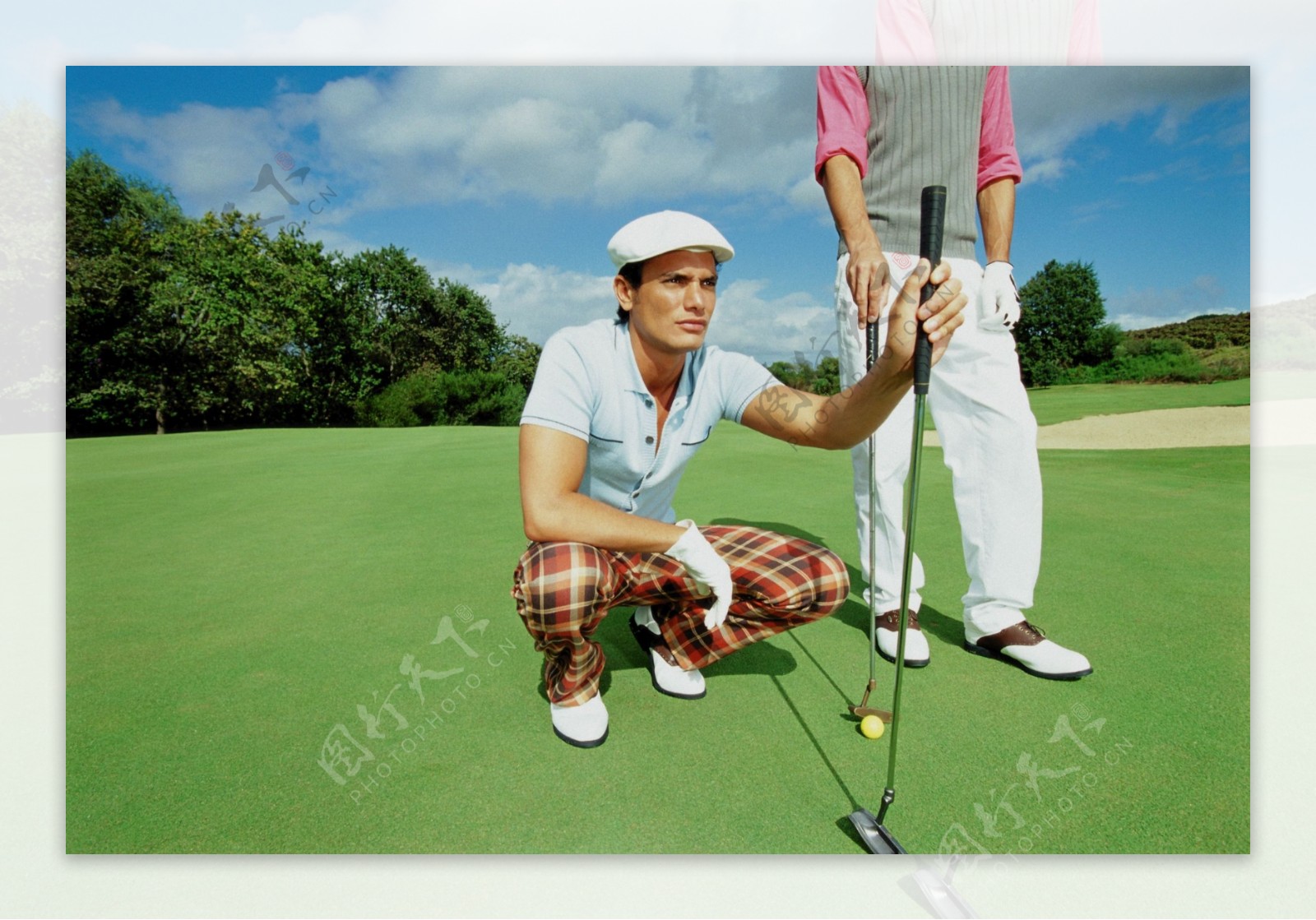 高尔夫球场上的时尚男性