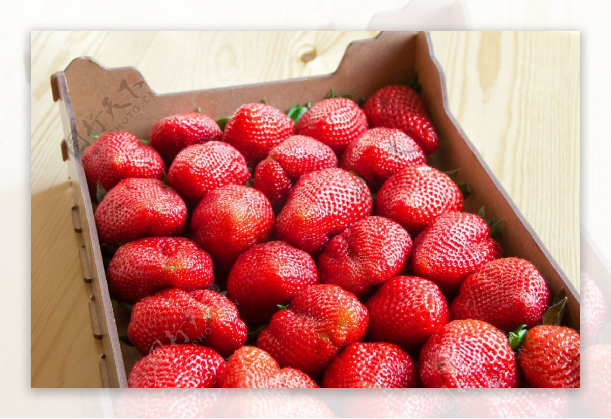 纸箱里的草莓图片