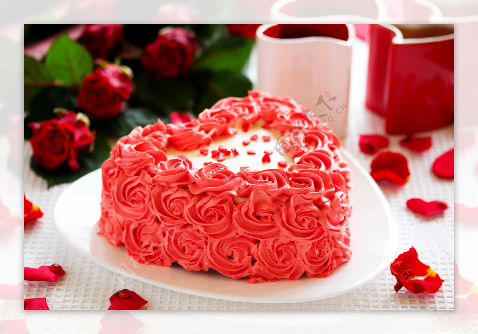 浪漫心形奶油蛋糕图片