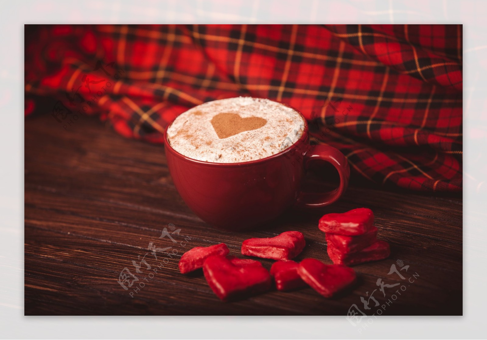 情侣咖啡杯与心形图案咖啡