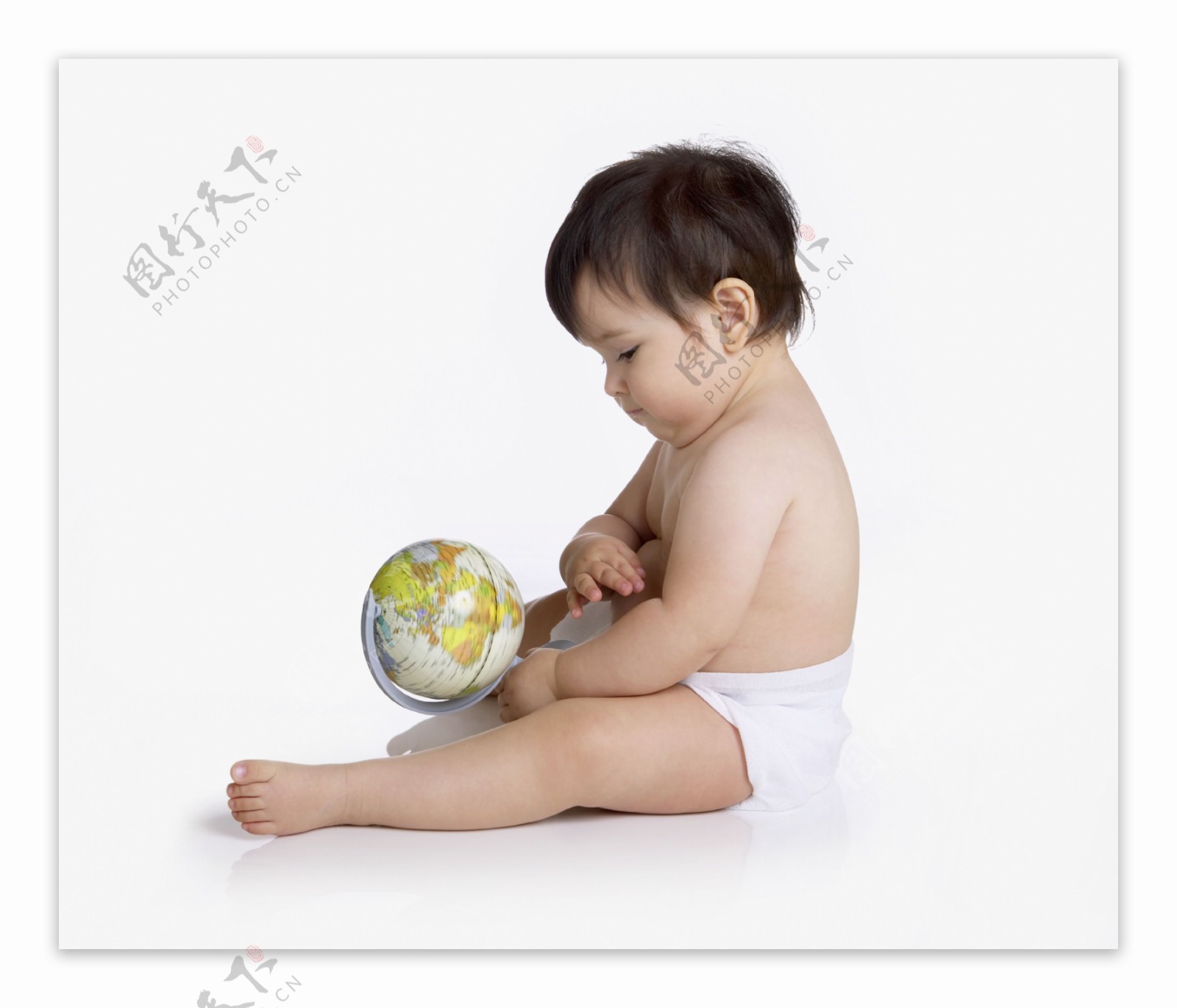拿着地球仪玩耍的小宝宝图片