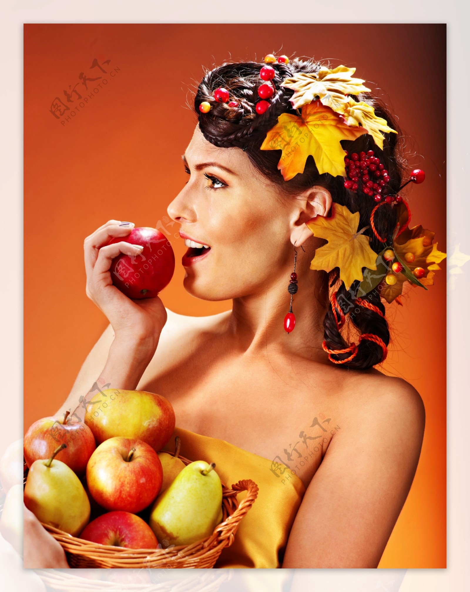 吃苹果的美女模特图片