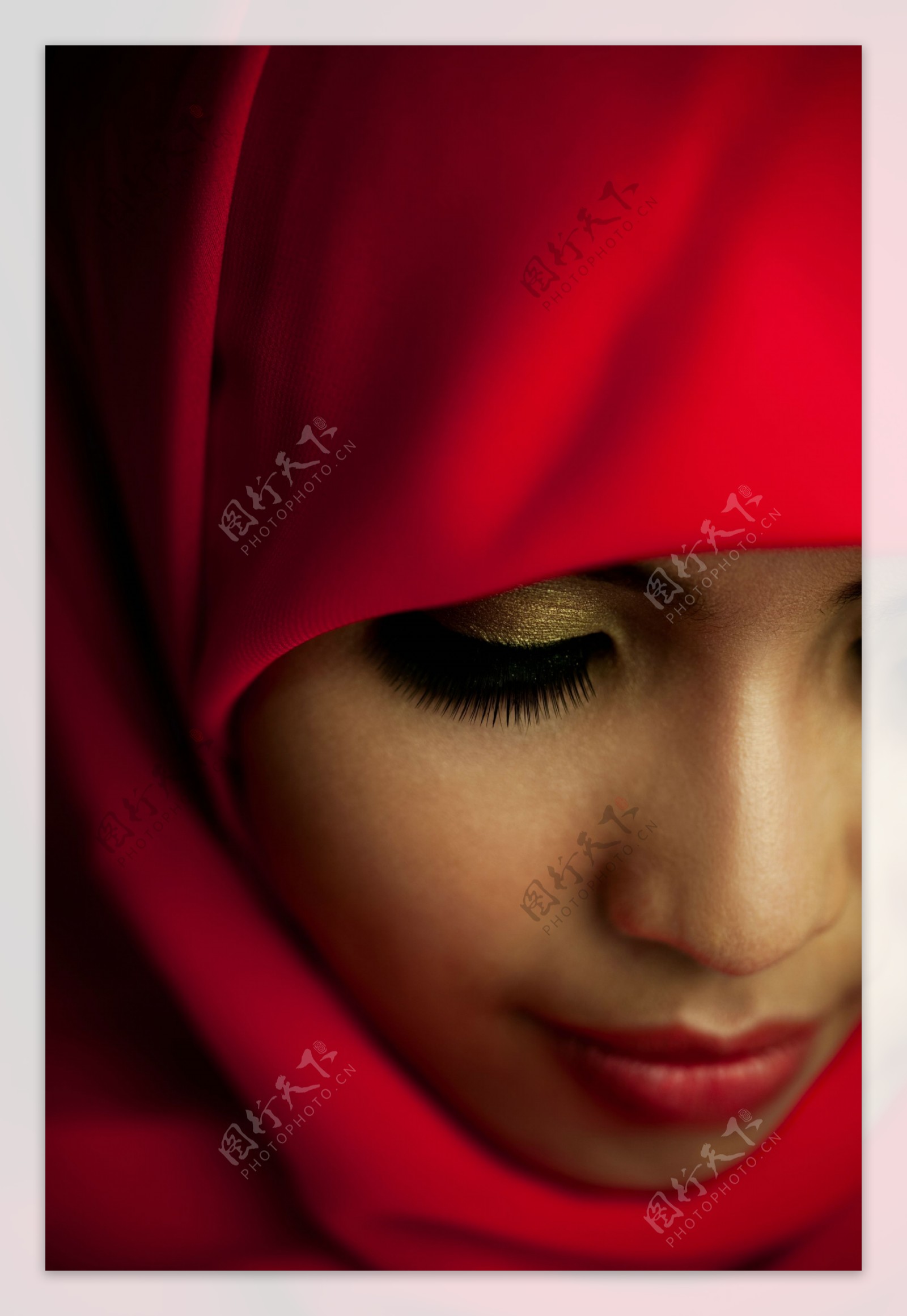红色头巾下闭眼的美女图片