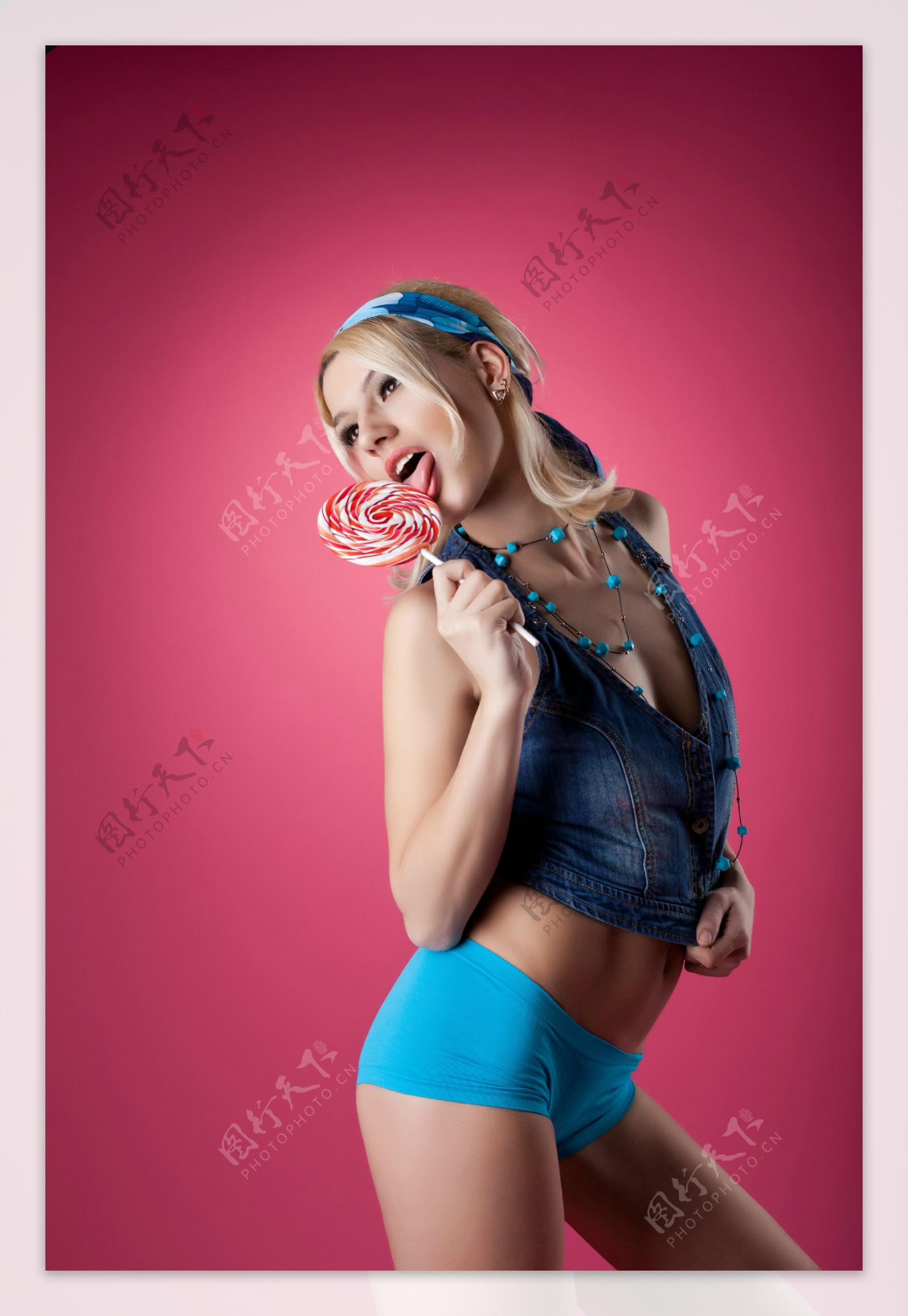 吃棒棒糖的性感美女图片