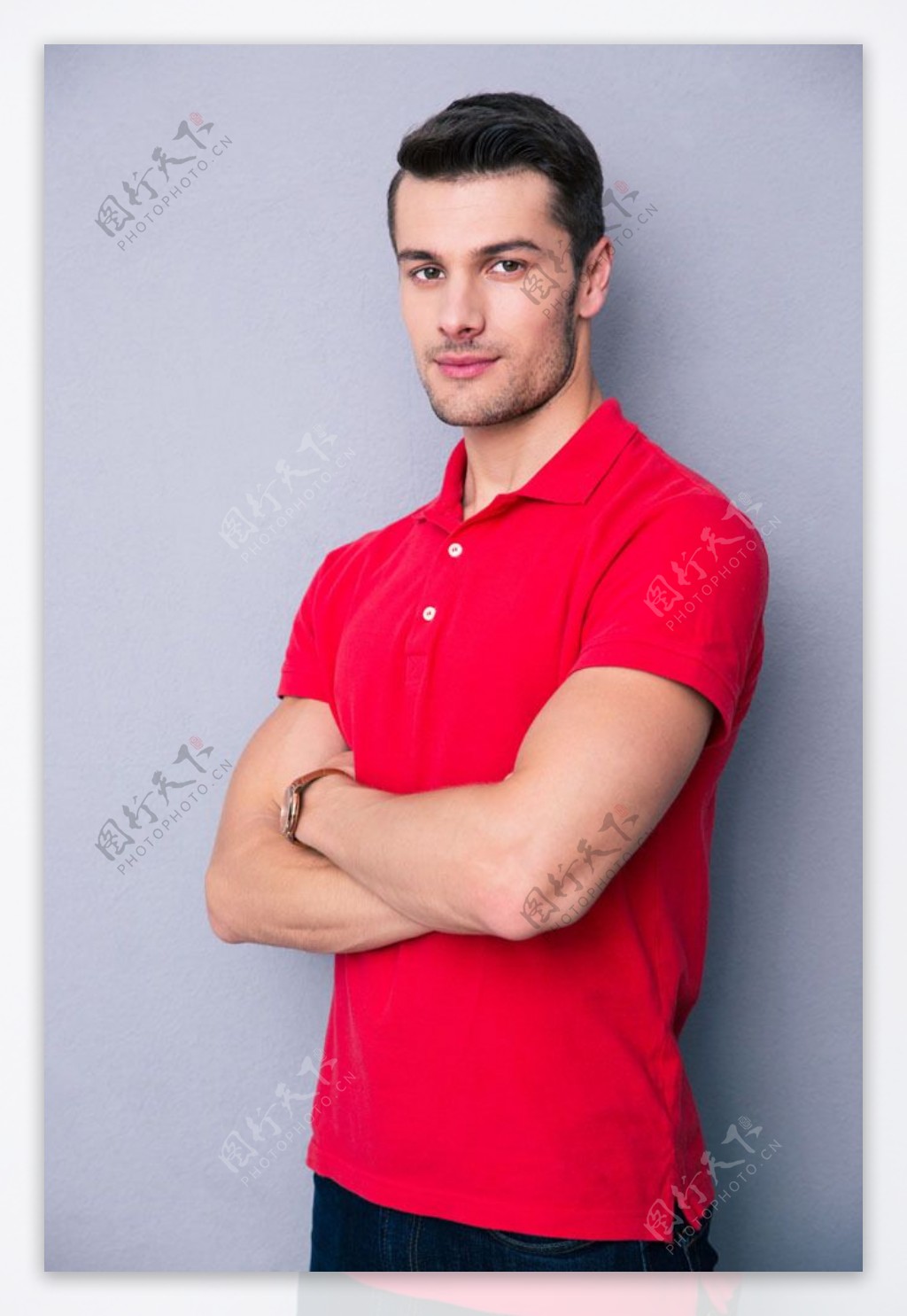 穿红色T恤的男人图片