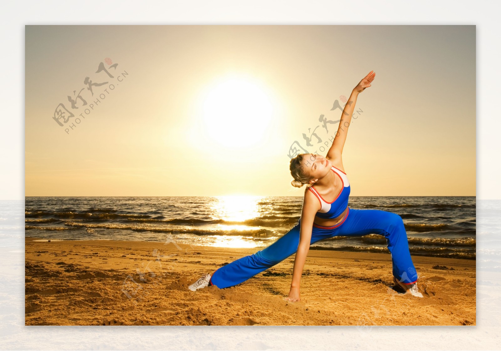 沙滩练瑜伽的美女图片
