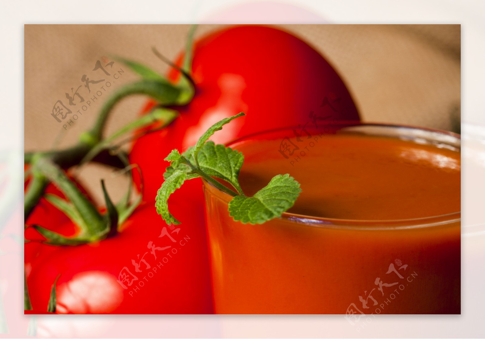 西红柿汁和薄荷叶