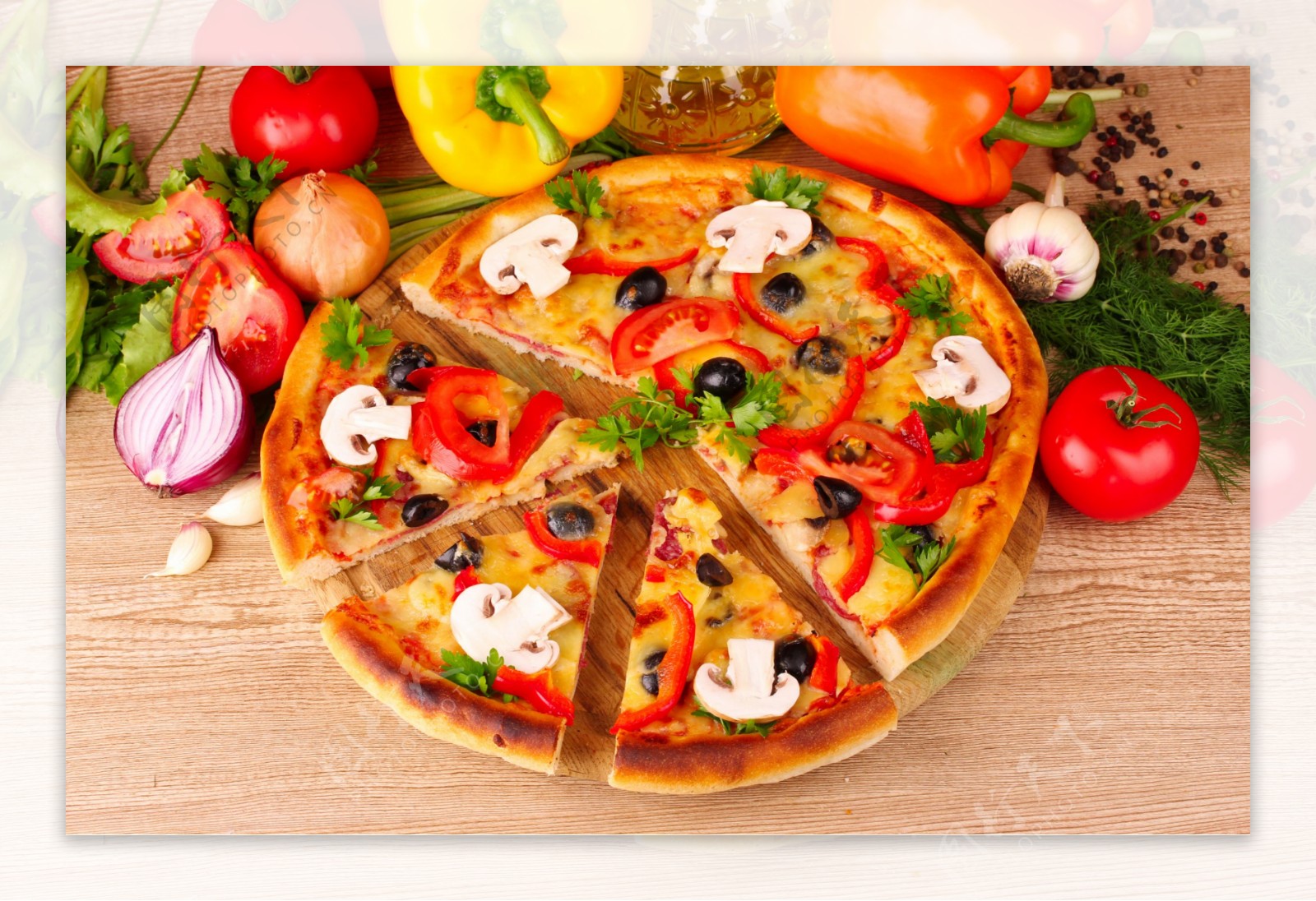 西红柿披萨与蔬菜