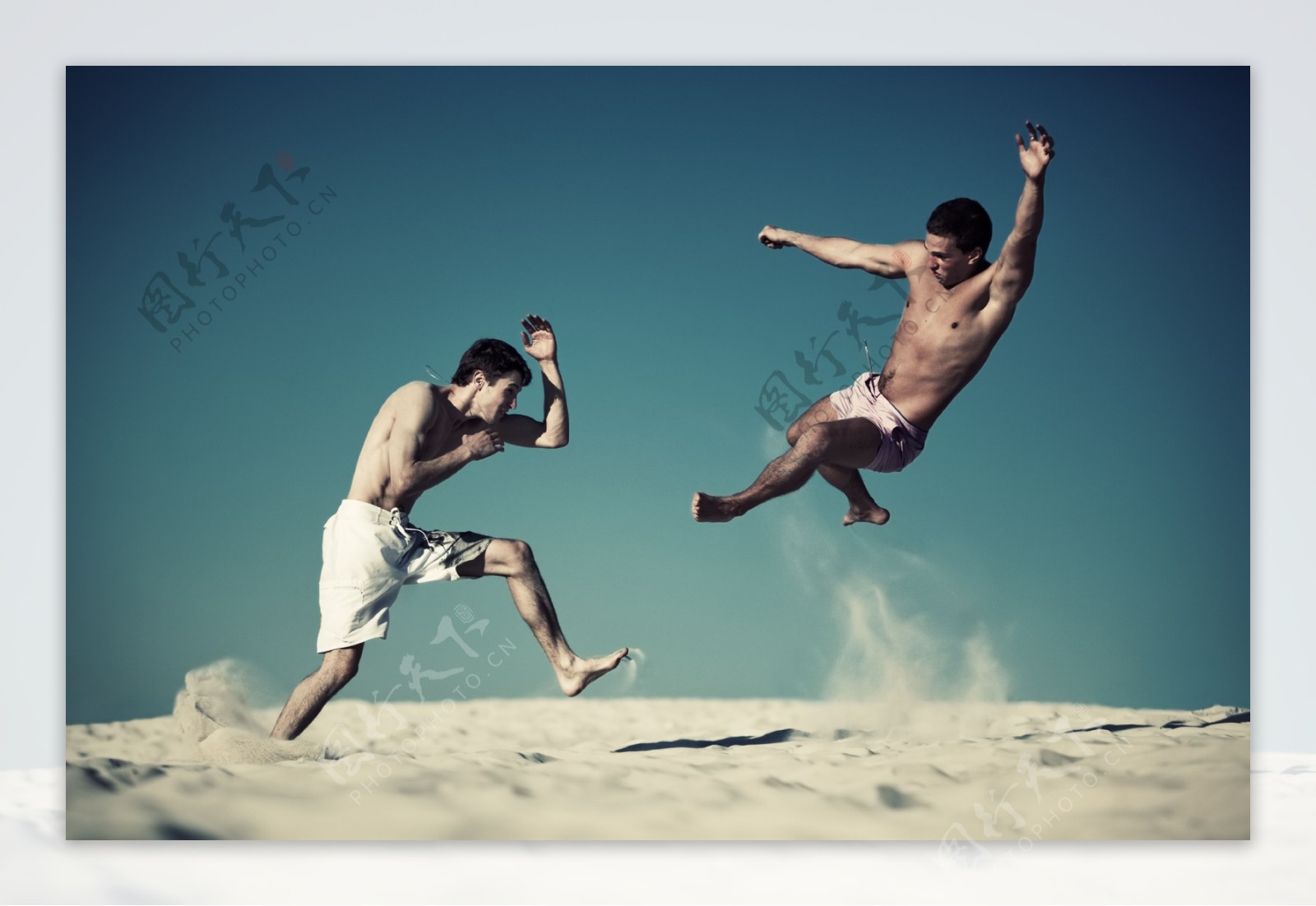 沙滩上人武术比赛图片