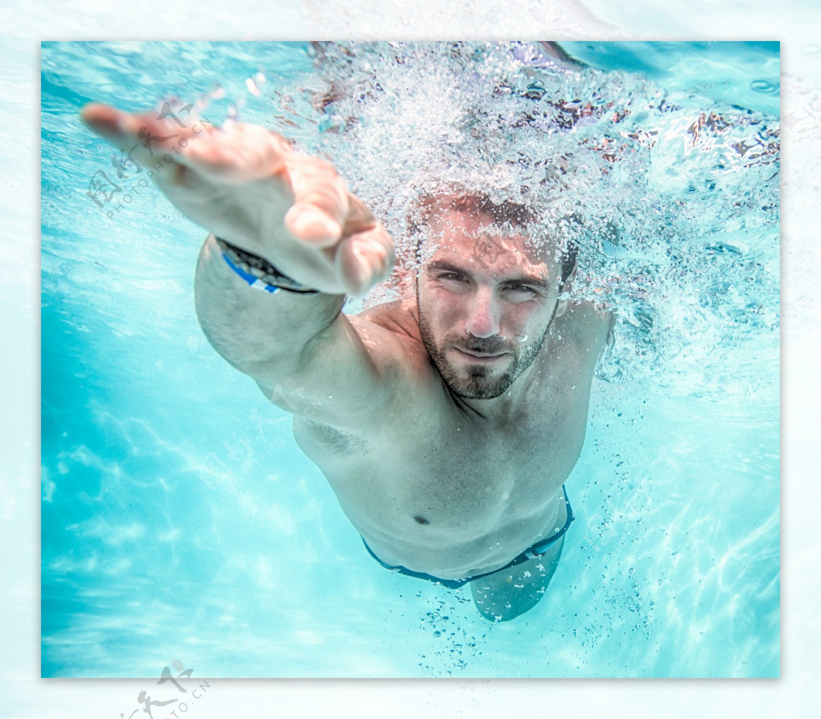 游泳的欧美男性图片