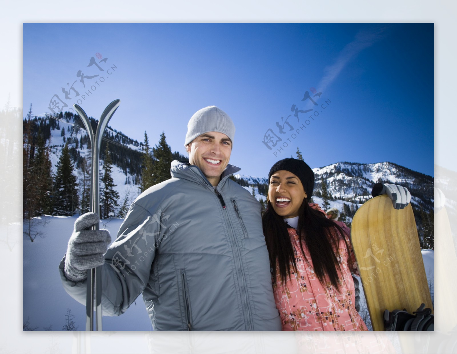 开心的滑雪情侣图片