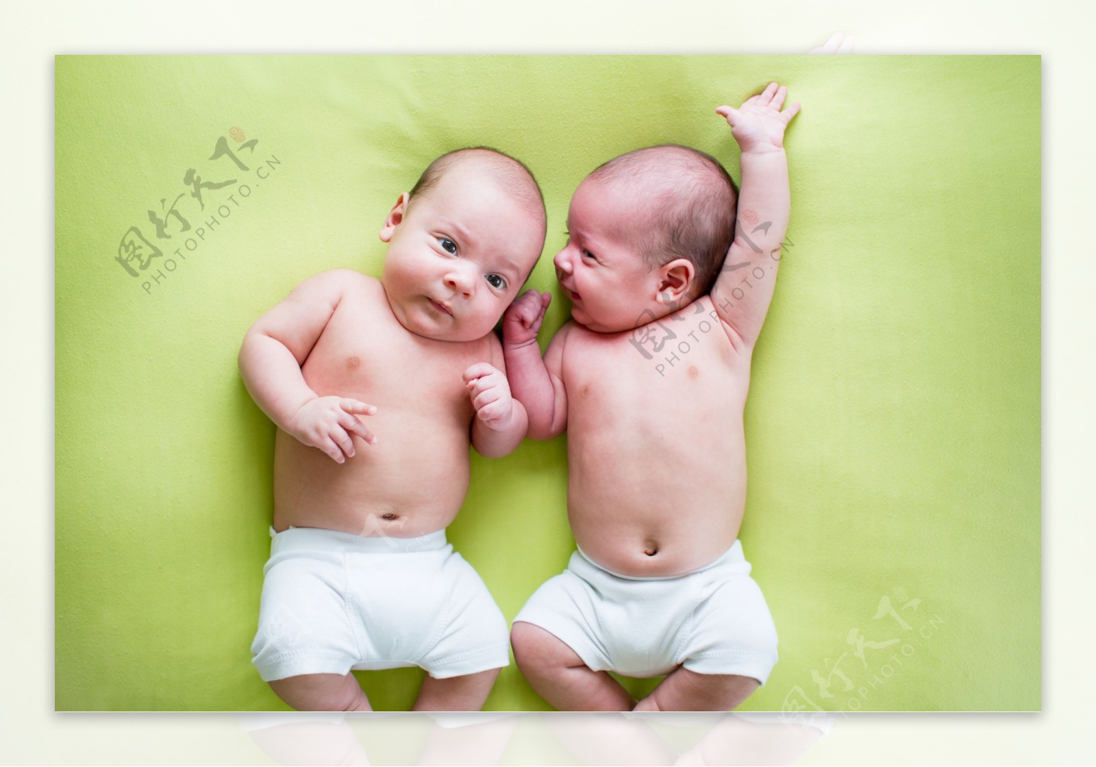 可爱双胞胎婴儿图片