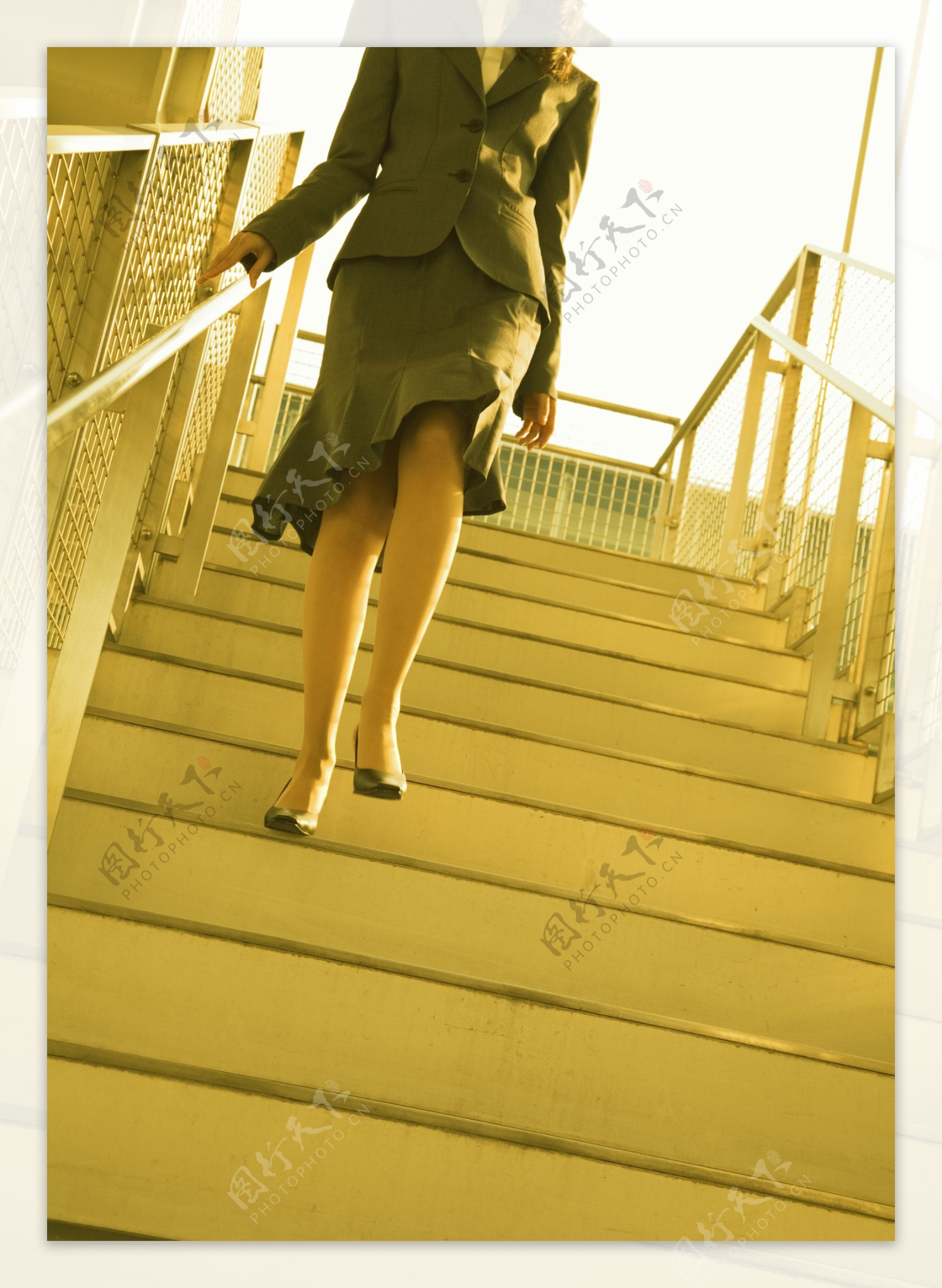 下楼梯的商务女人图片