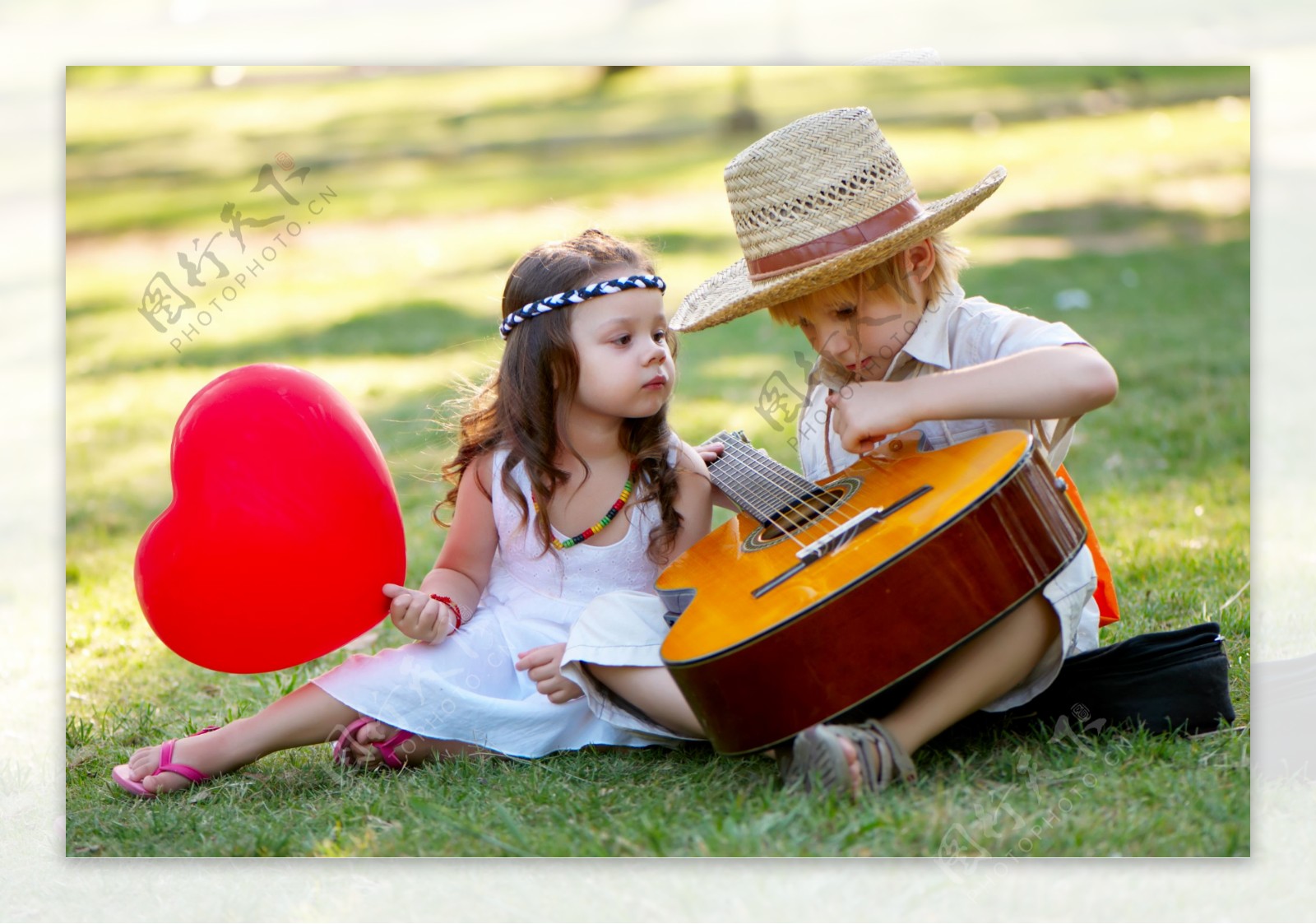 玩耍吉它的外国可爱儿童图片