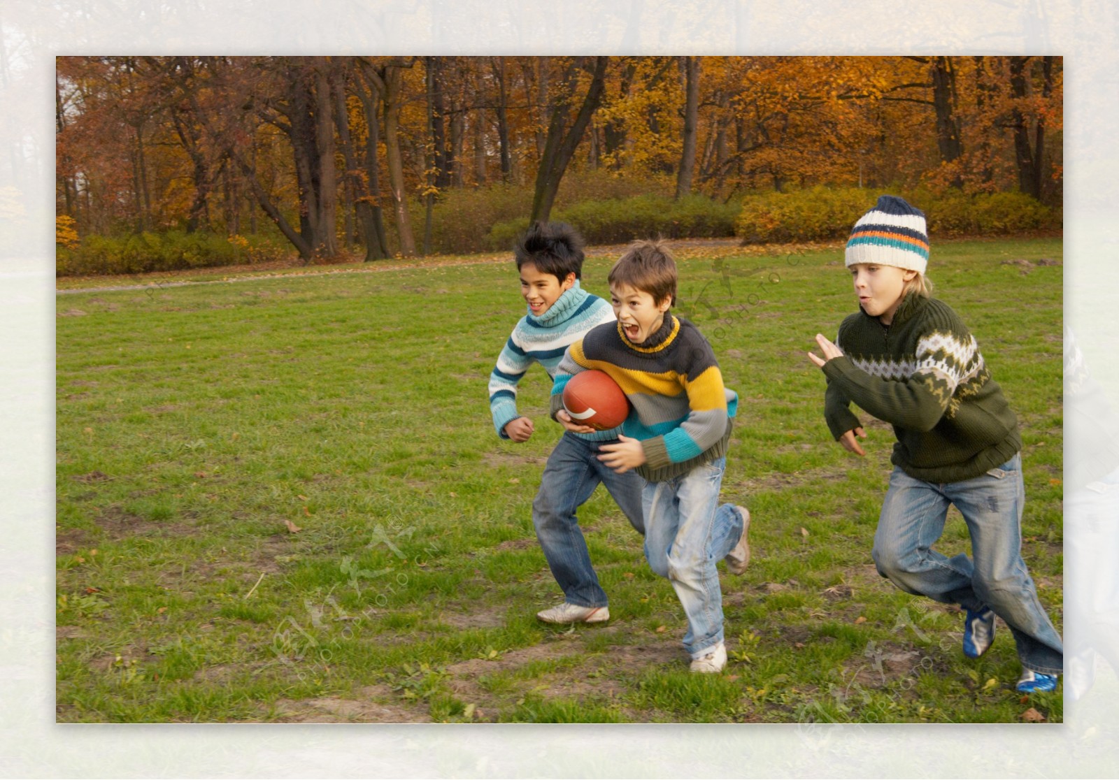 草地上玩球的儿童图片