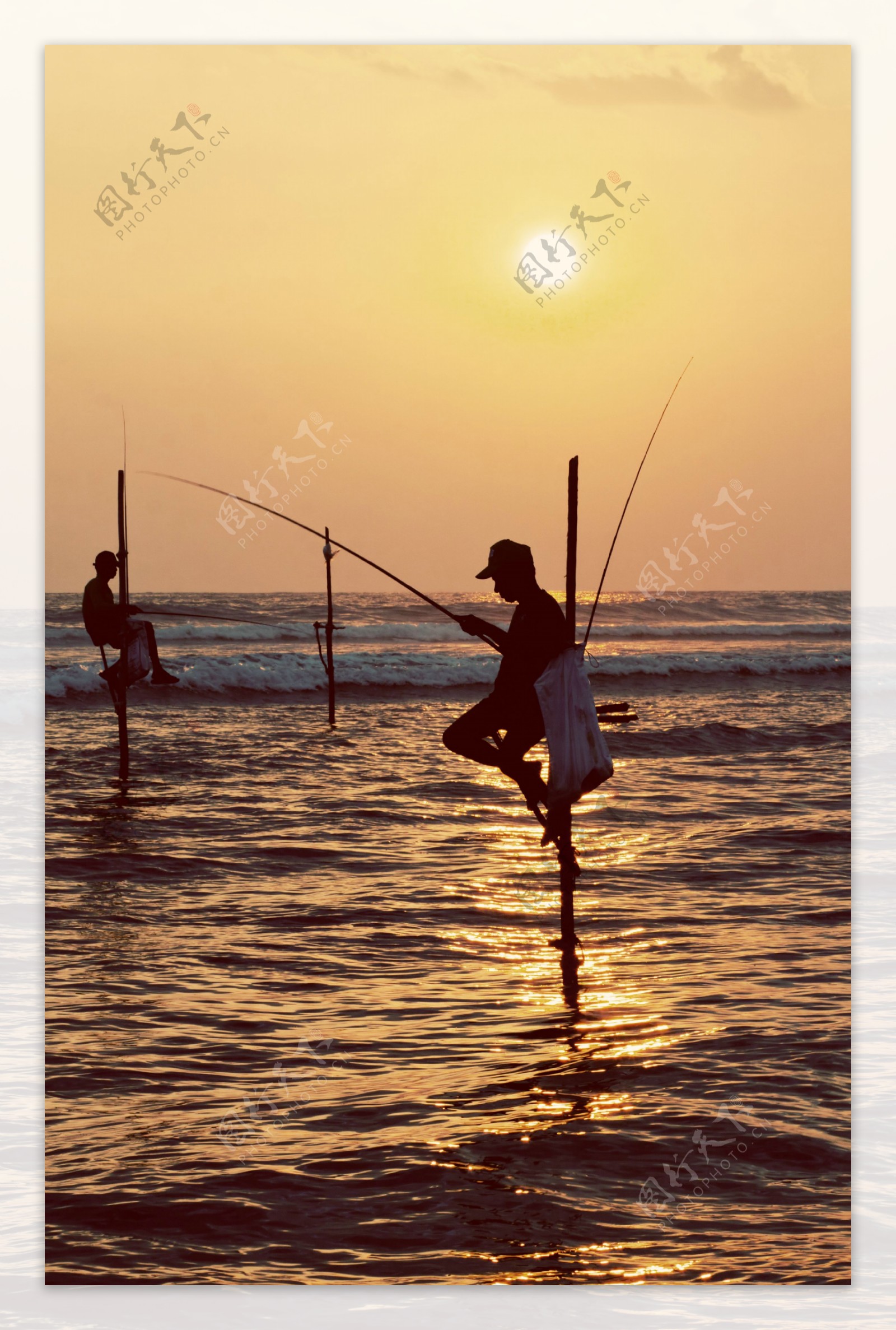 坐在海面上钓鱼的人图片