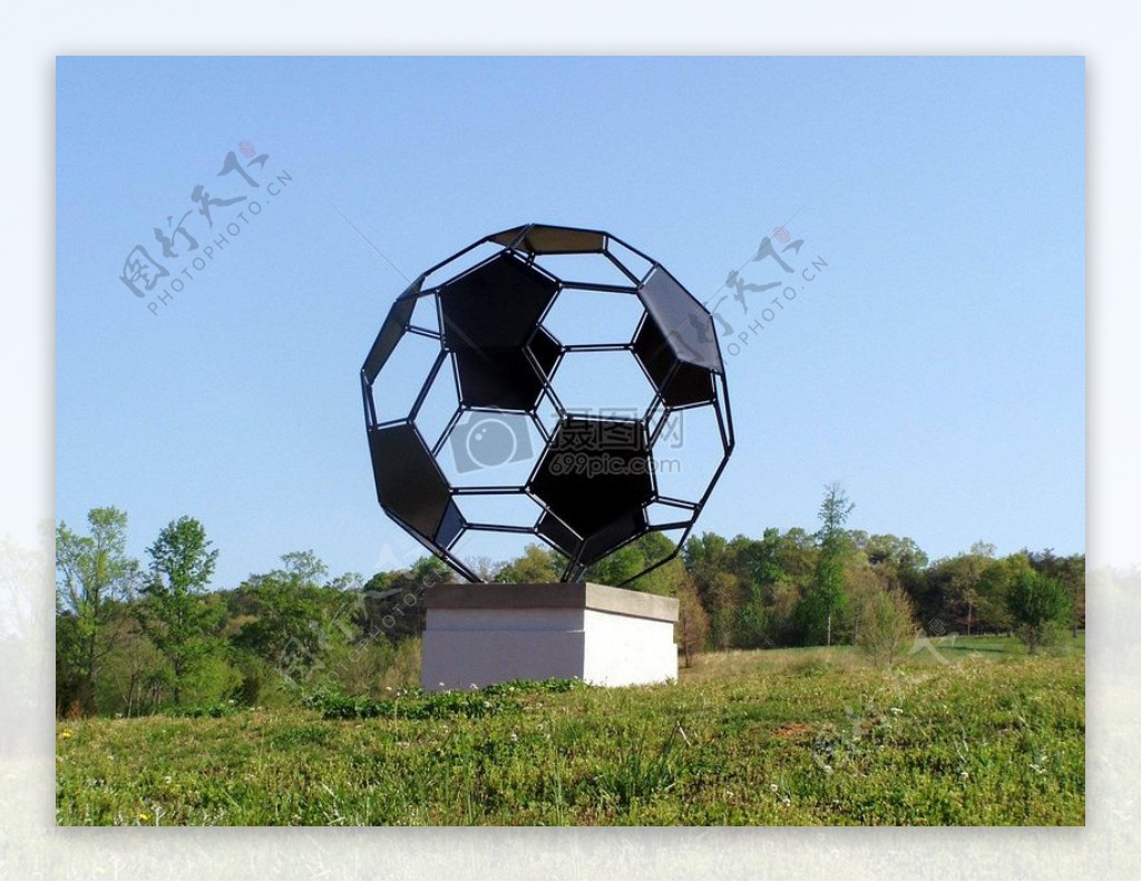 一个足球雕塑