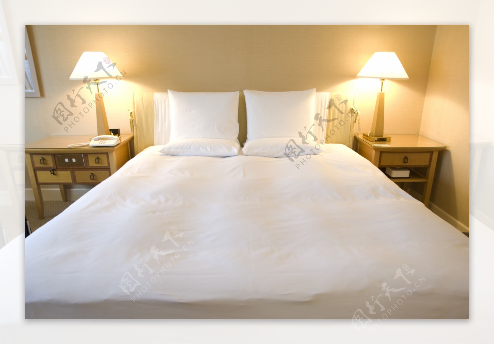 酒店宾馆内干净整洁的双人床图片