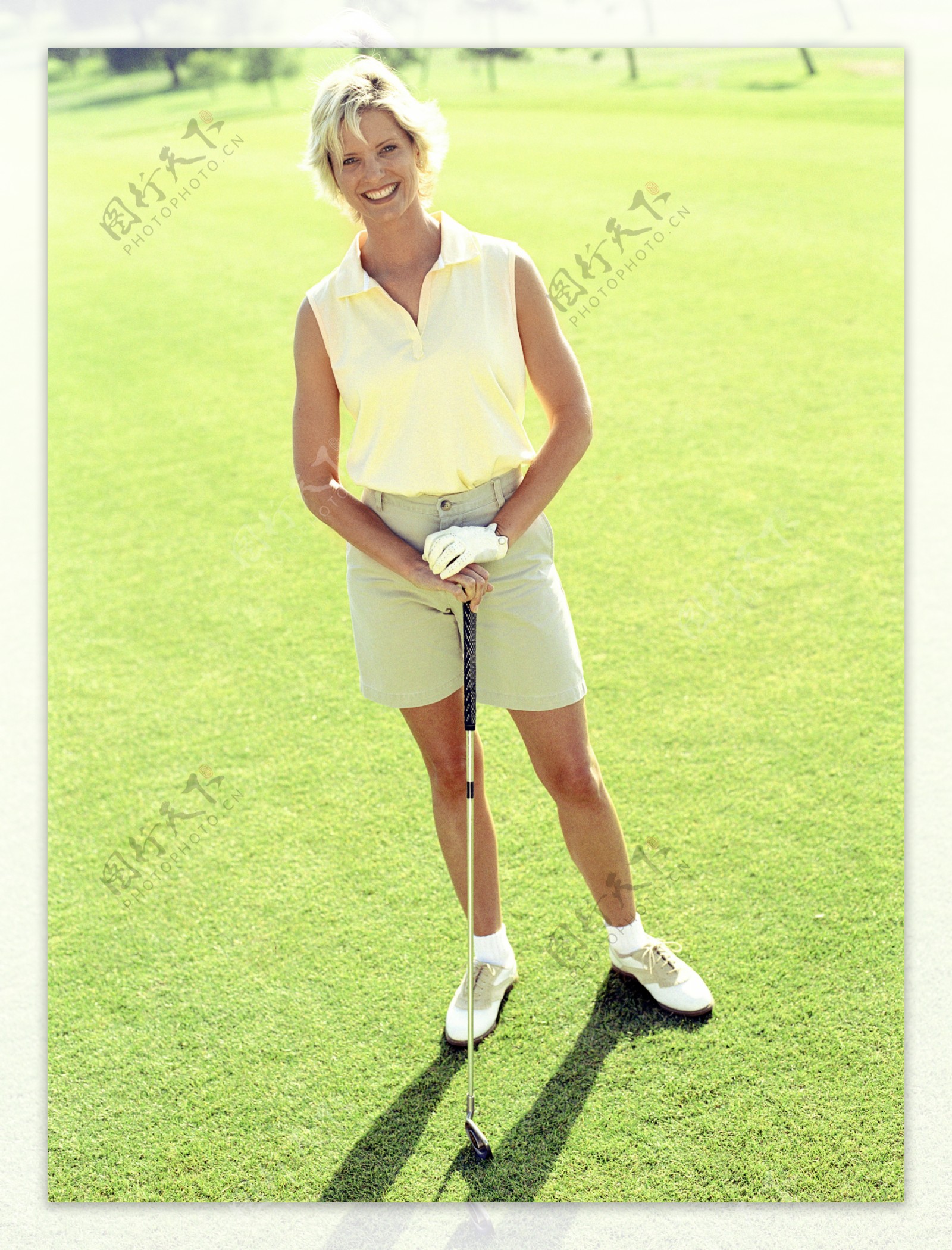 站在高尔夫球上的女人