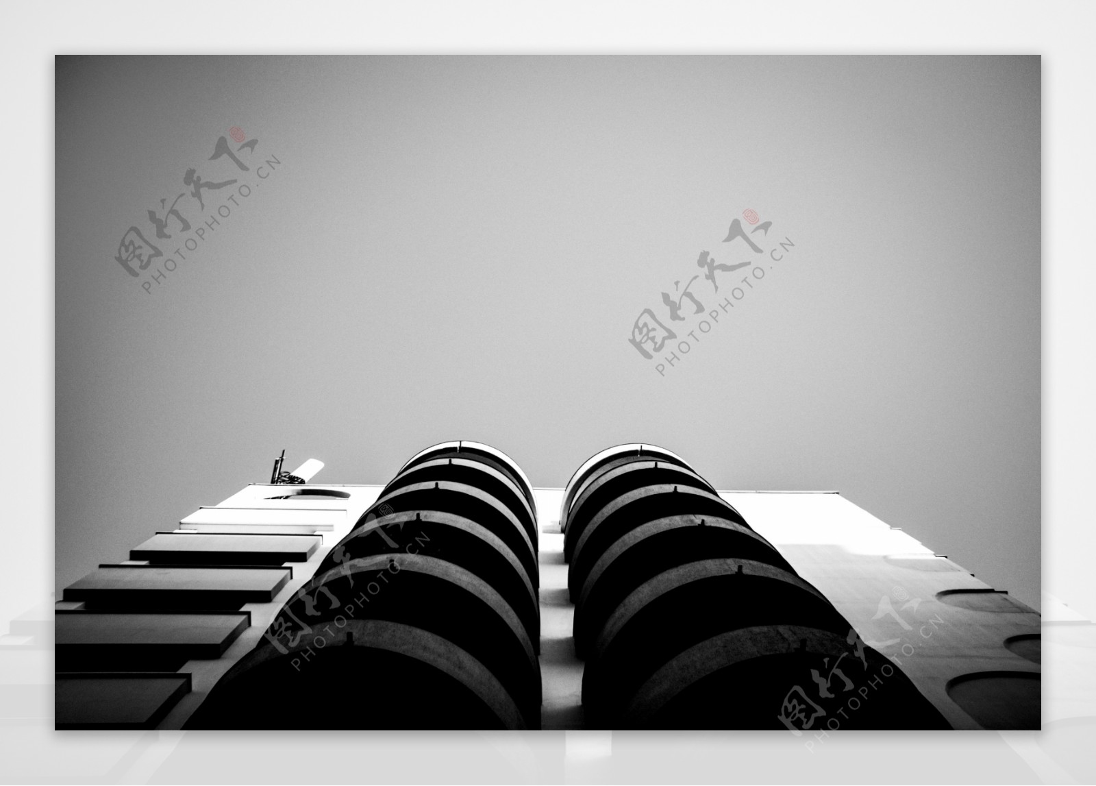 黑白高楼建筑图片