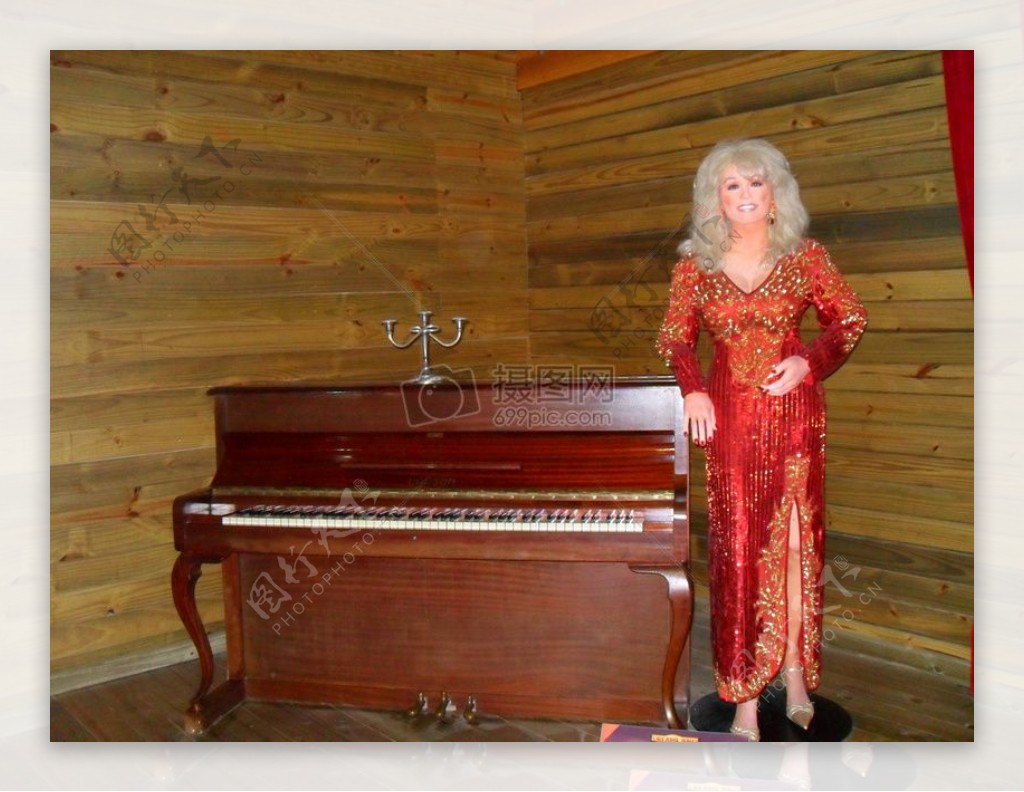 钢琴与女人蜡像