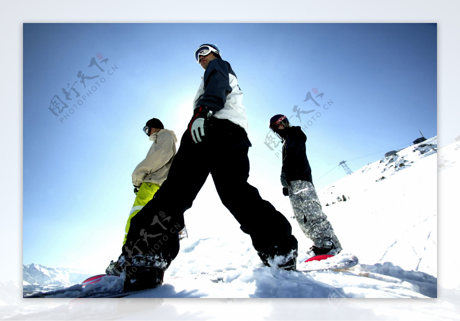三个滑雪男人图片
