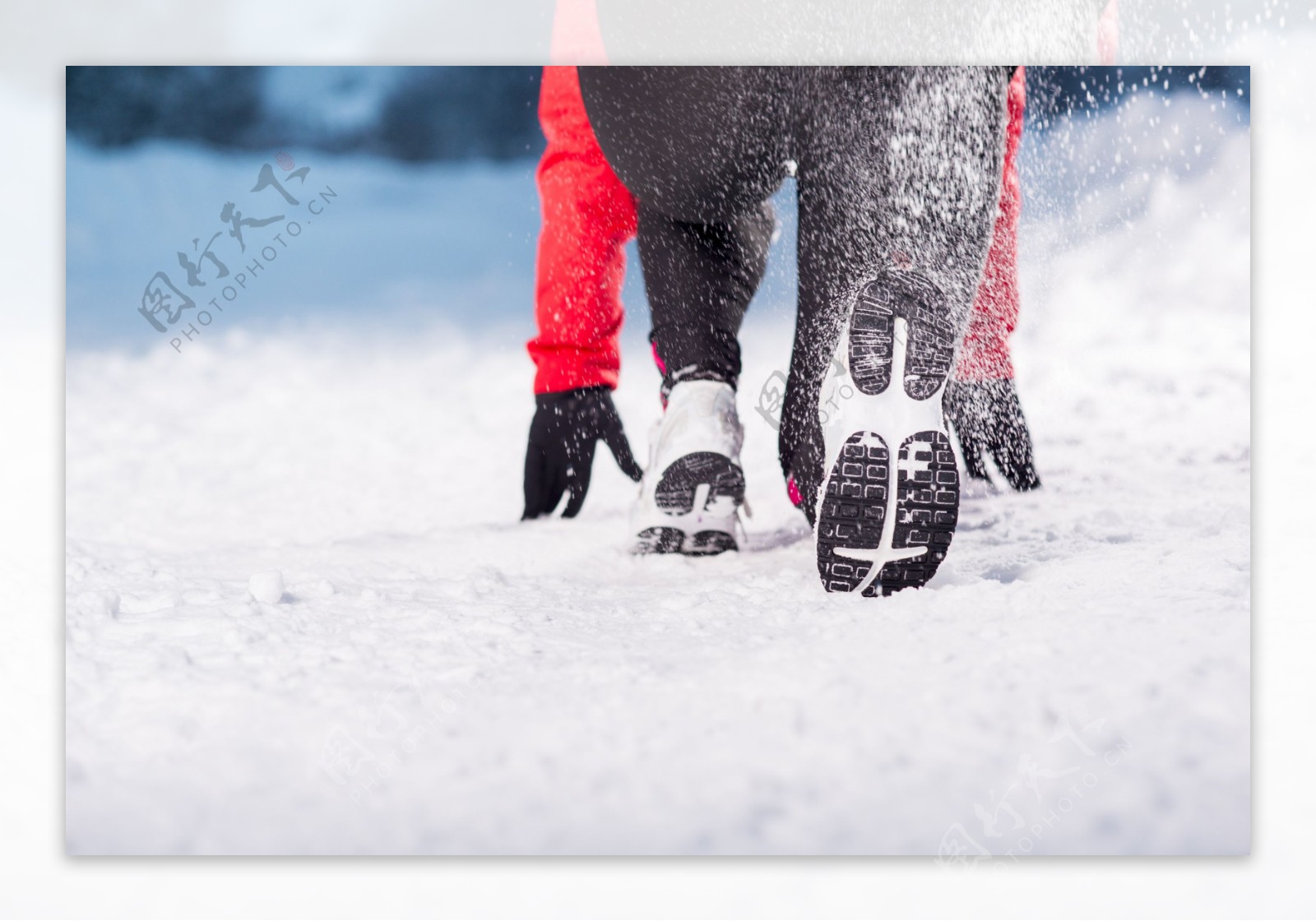 雪地起跑的女人图片