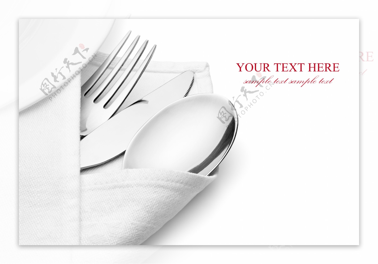 白色餐巾包好的刀叉勺子图片