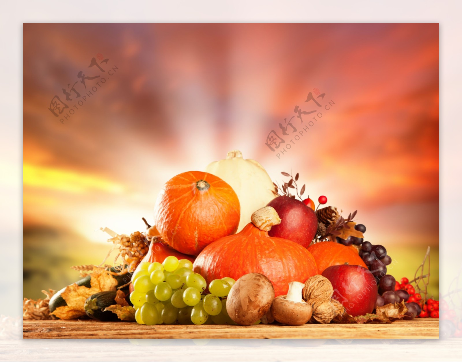 木板上的南瓜和水果