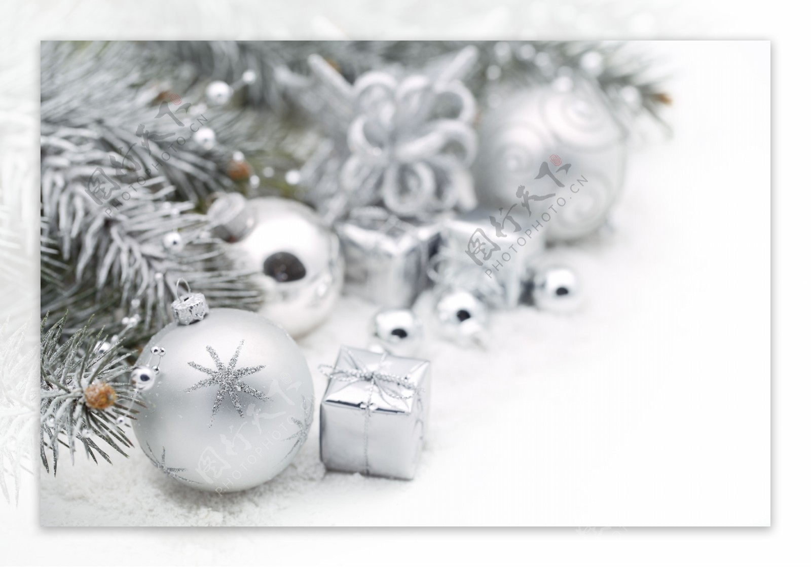 银色树枝和圣诞装饰品图片