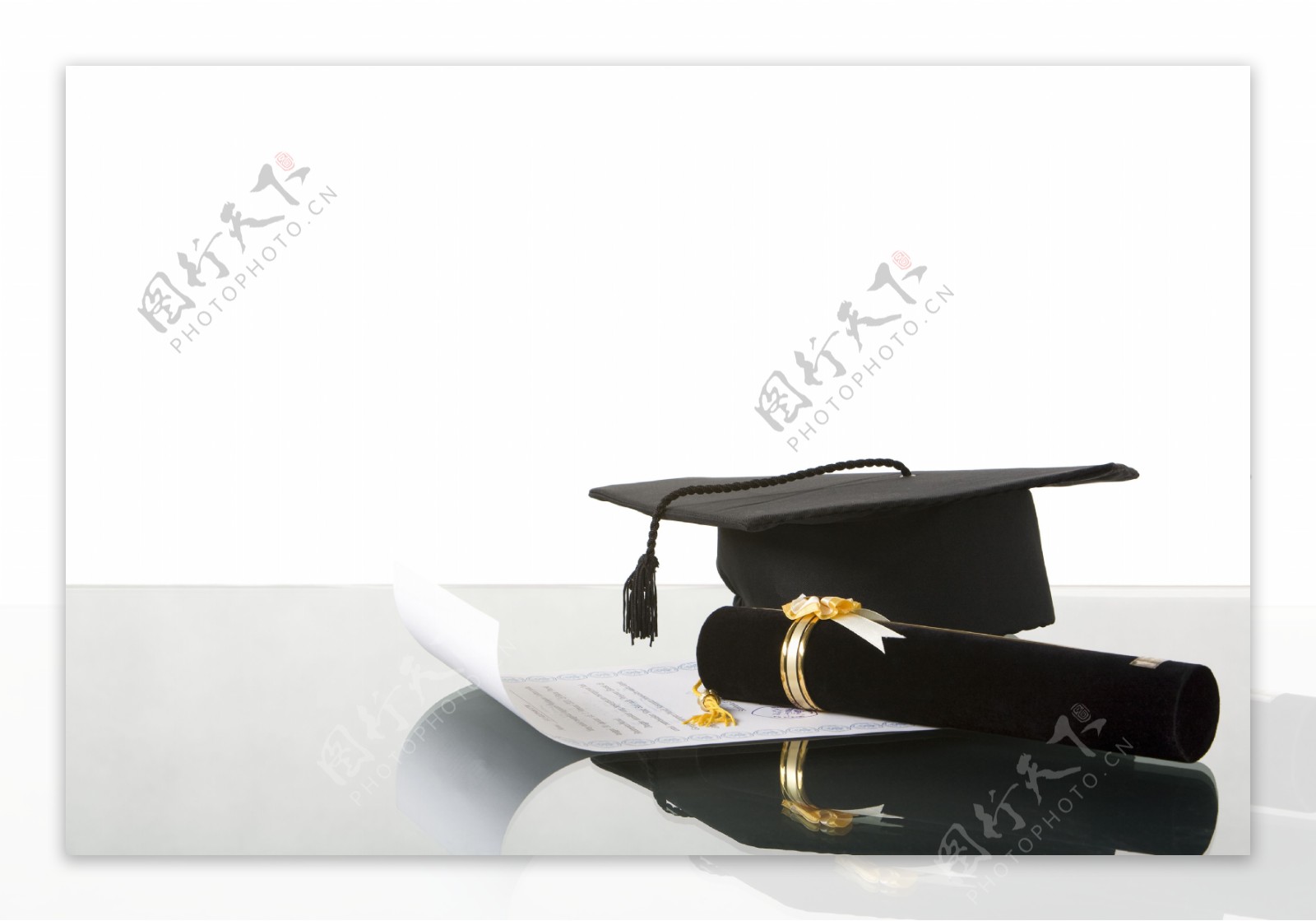 毕业证书与博士帽摄影图片