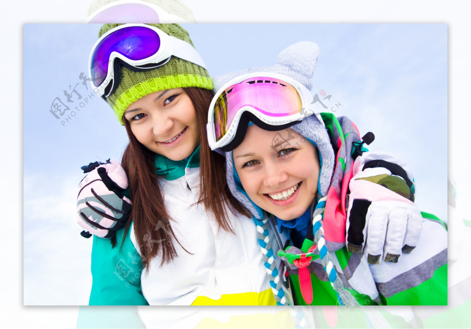 勾肩搭背的外国滑雪女孩图片