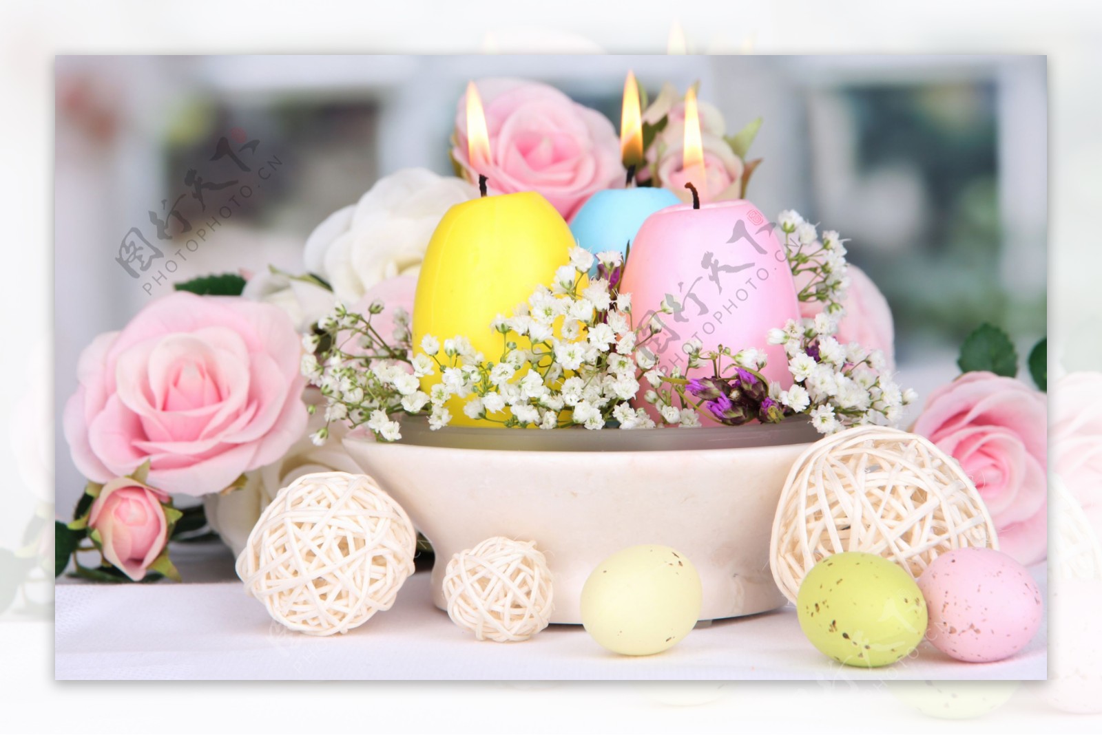 复活节彩蛋蜡烛与鲜花图片