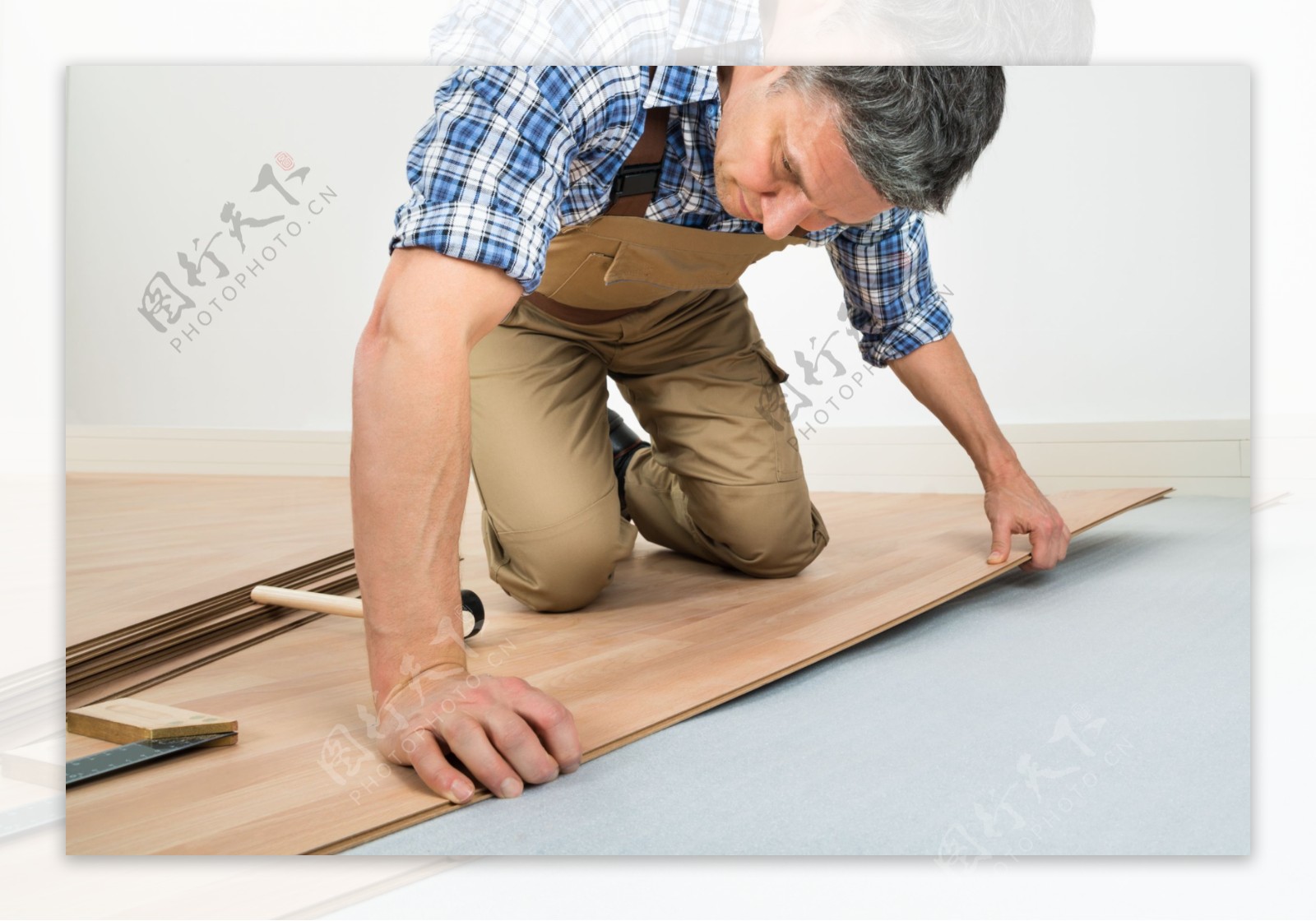 铺地板的装修工人图片