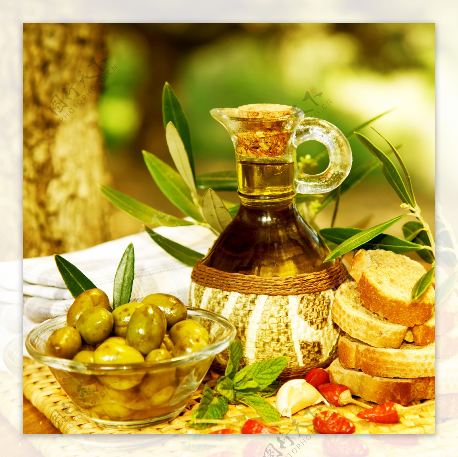 面包和橄榄橄榄油图片