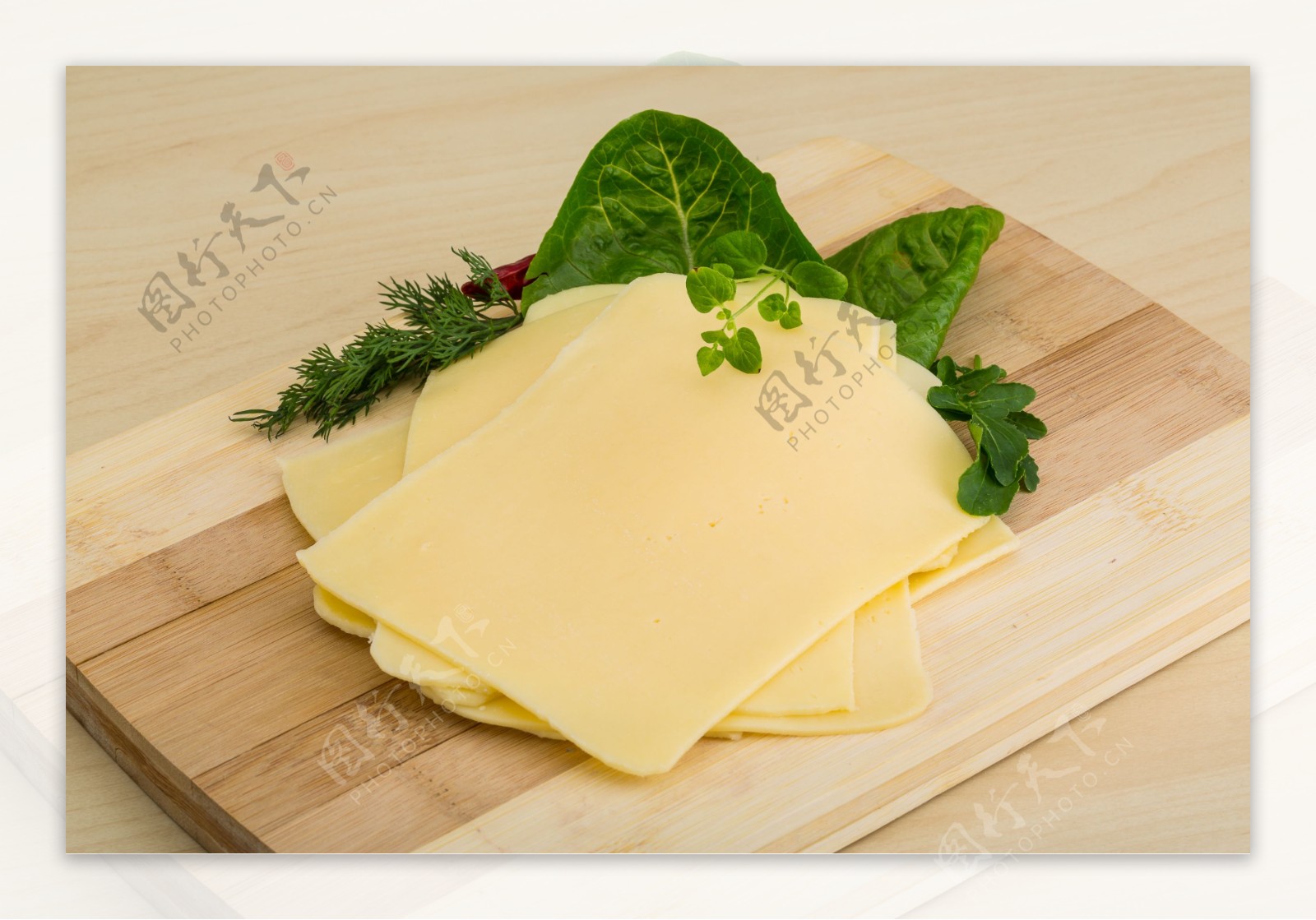 菜板上的奶酪图片