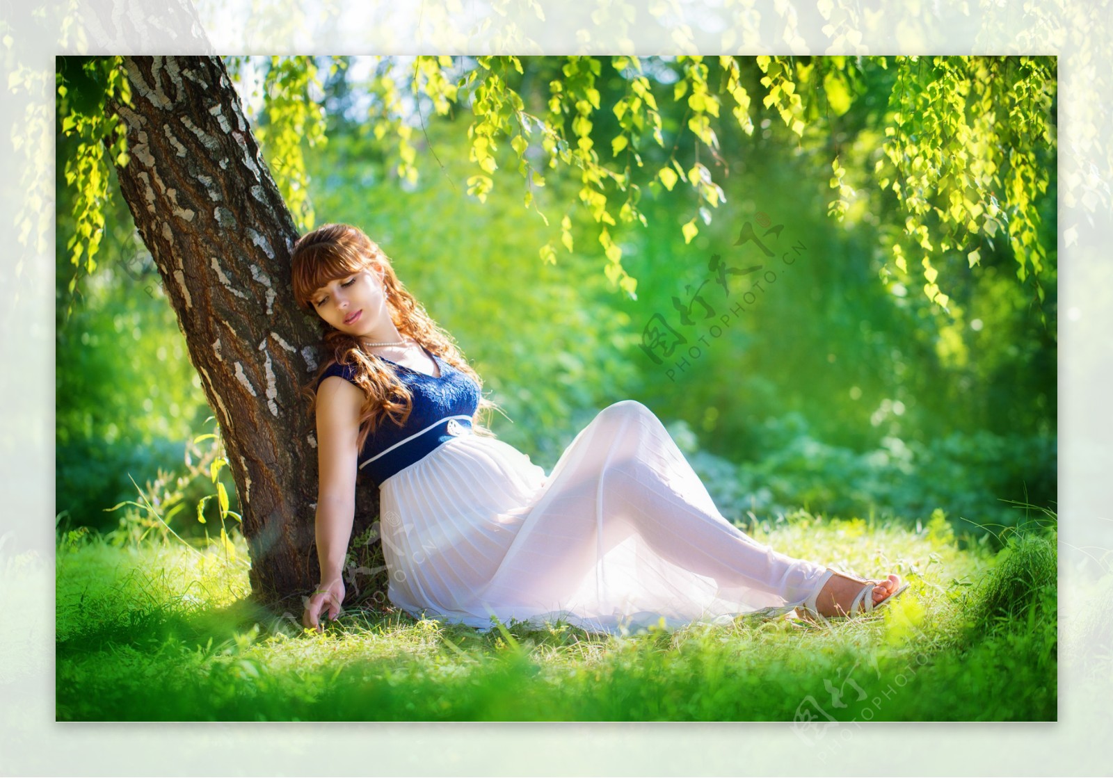 躺在树下的孕妇美女图片