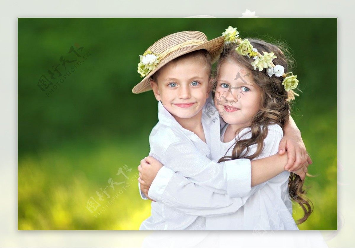 两个一点朋友拥抱 库存图片. 图片 包括有 敬慕, 女孩, 男朋友, 拥抱, 朋友, 孩子, 一起, 突出 - 93016349