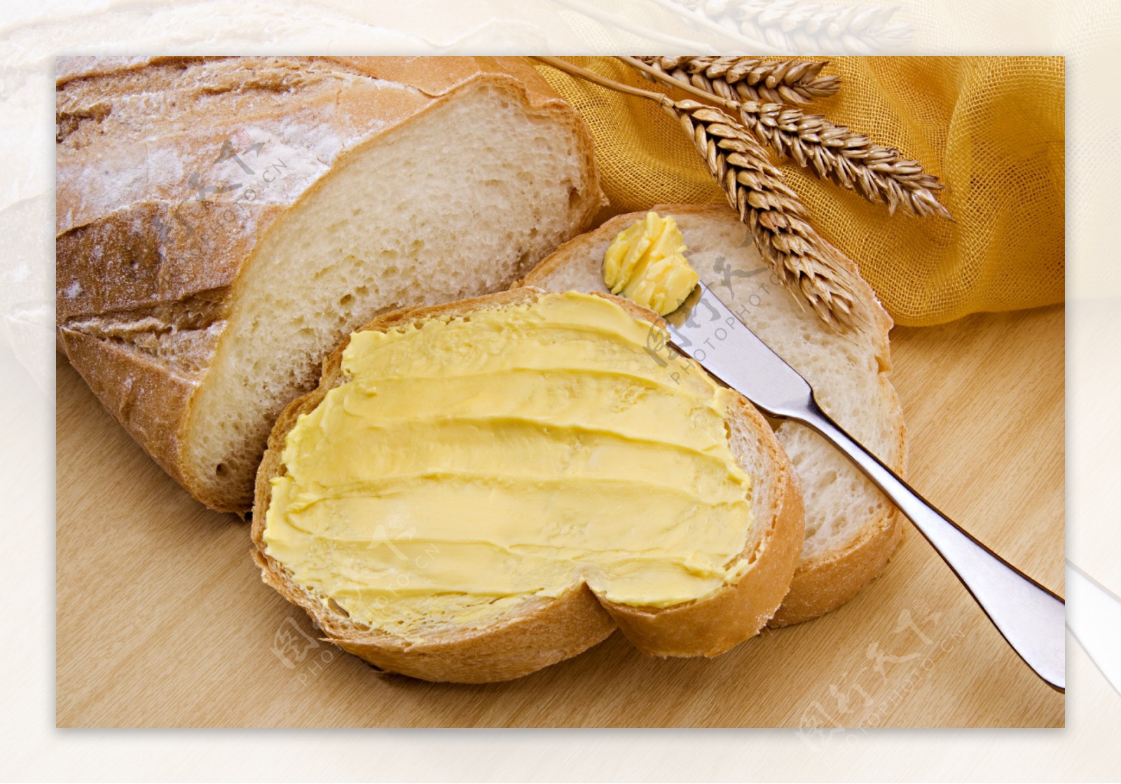 黄油面包片与麦穗
