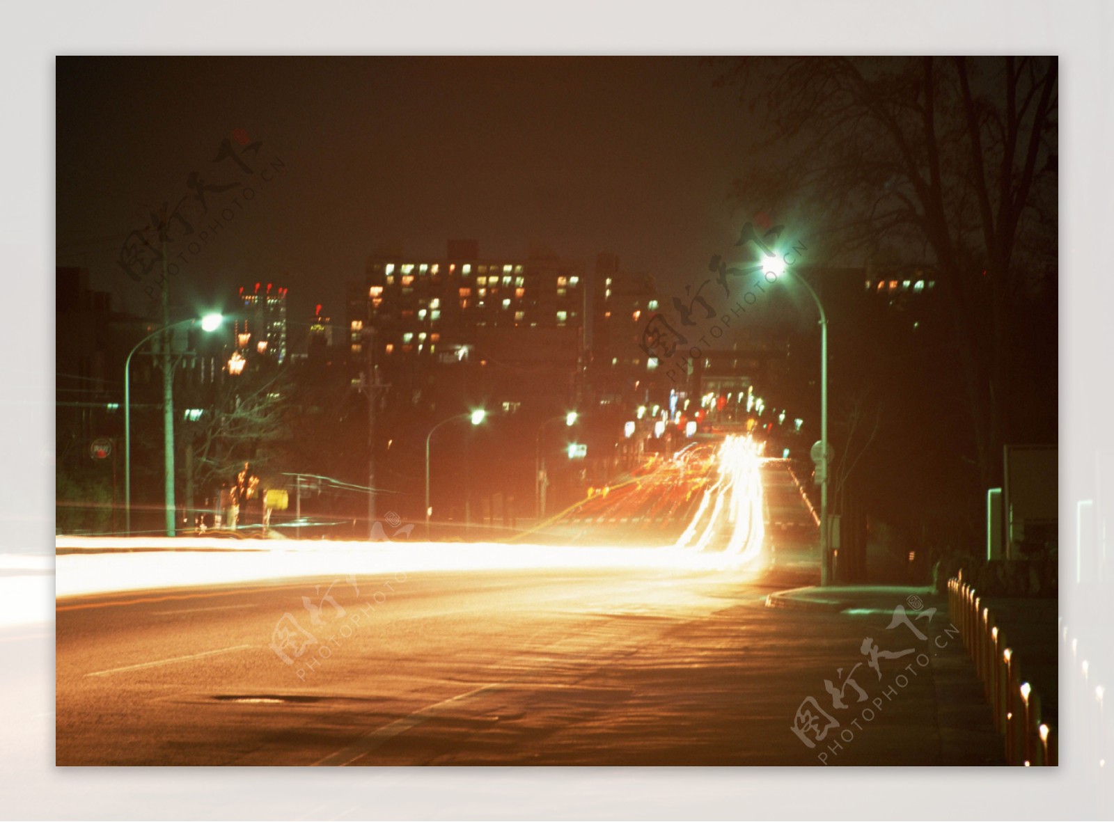 城市道路夜景图片