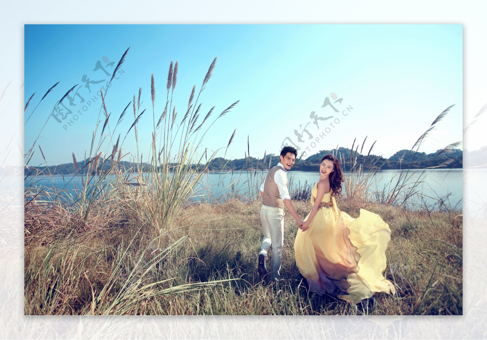 湖边的情侣婚纱摄影图片