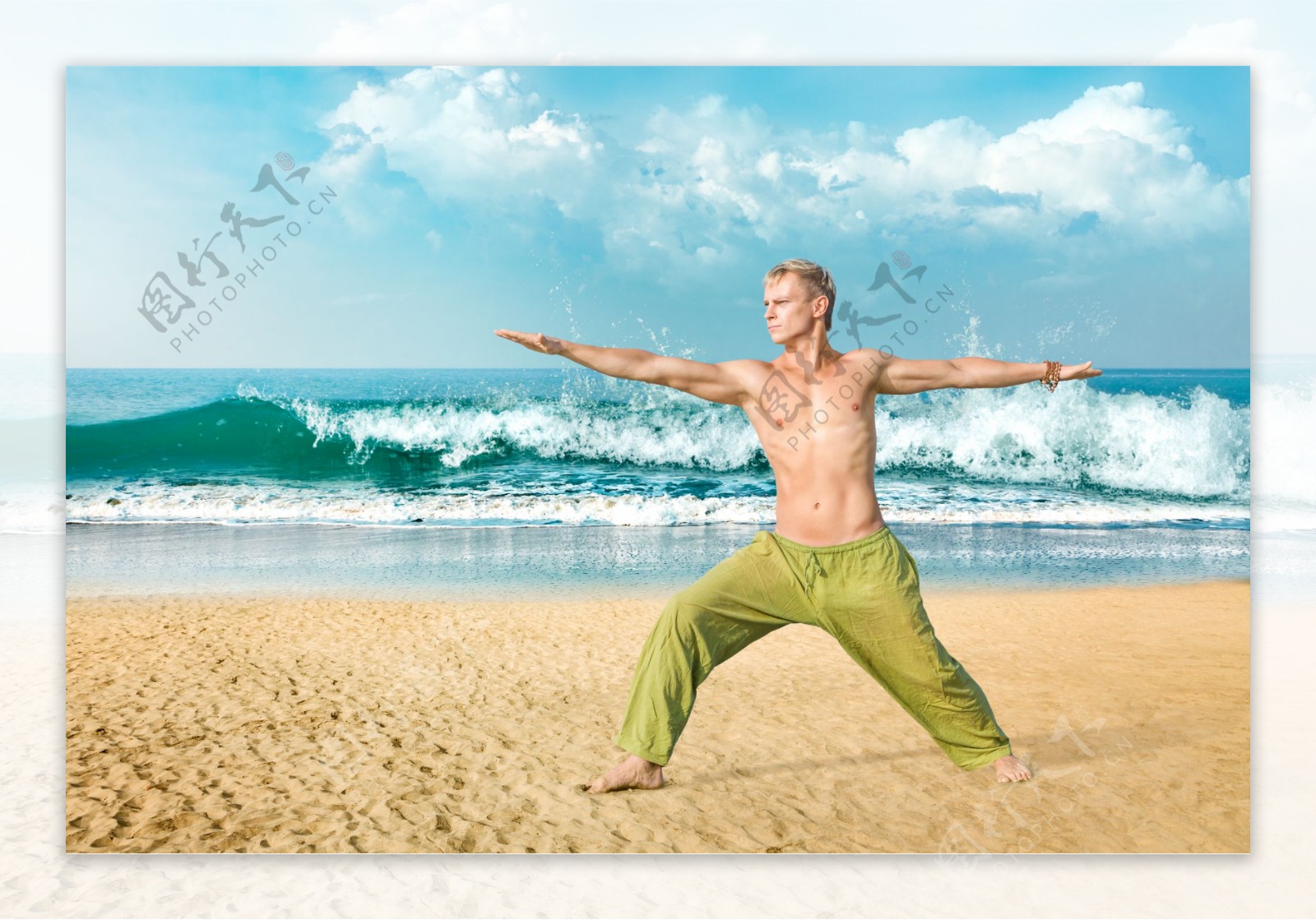 沙滩练瑜伽的男士图片
