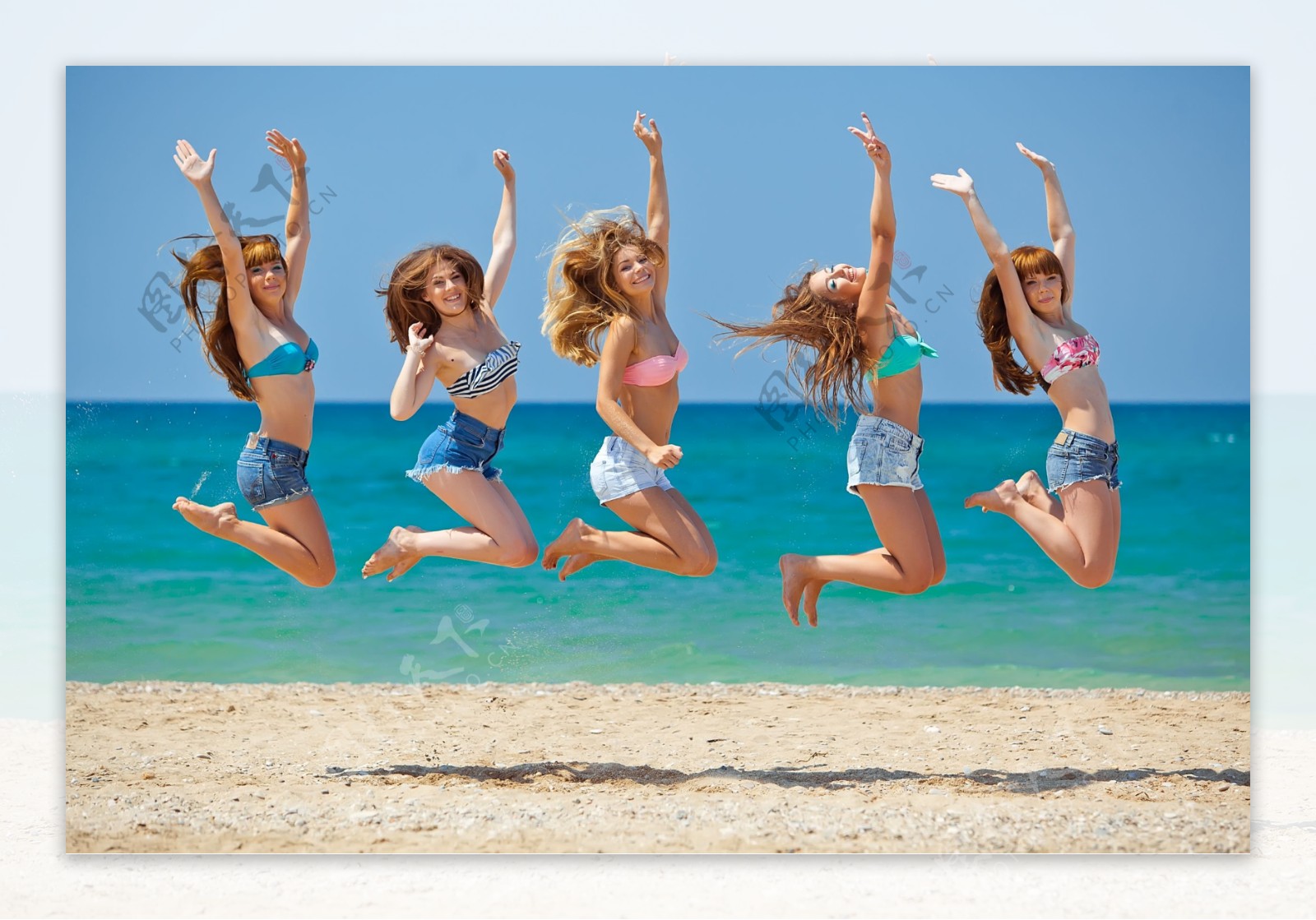 海滩跳跃的性感女孩图片