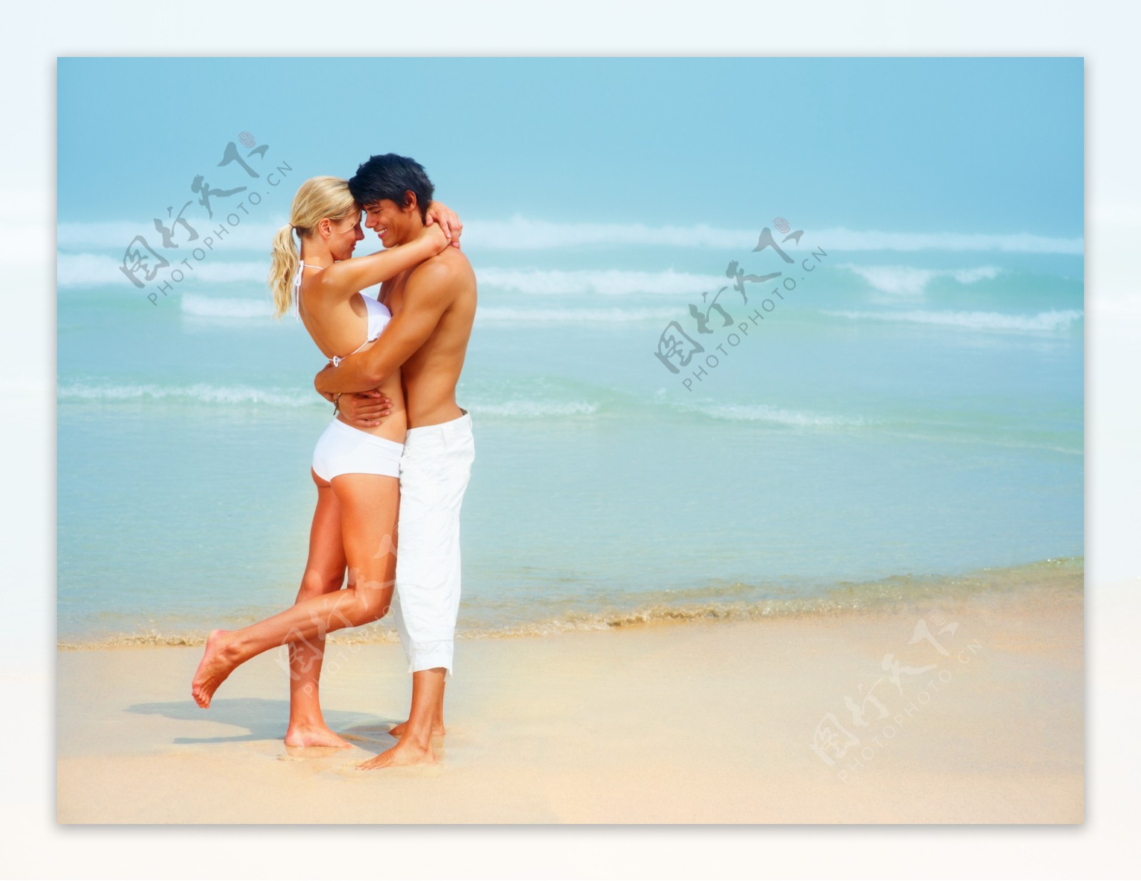 海边亲吻浪漫情侣图片