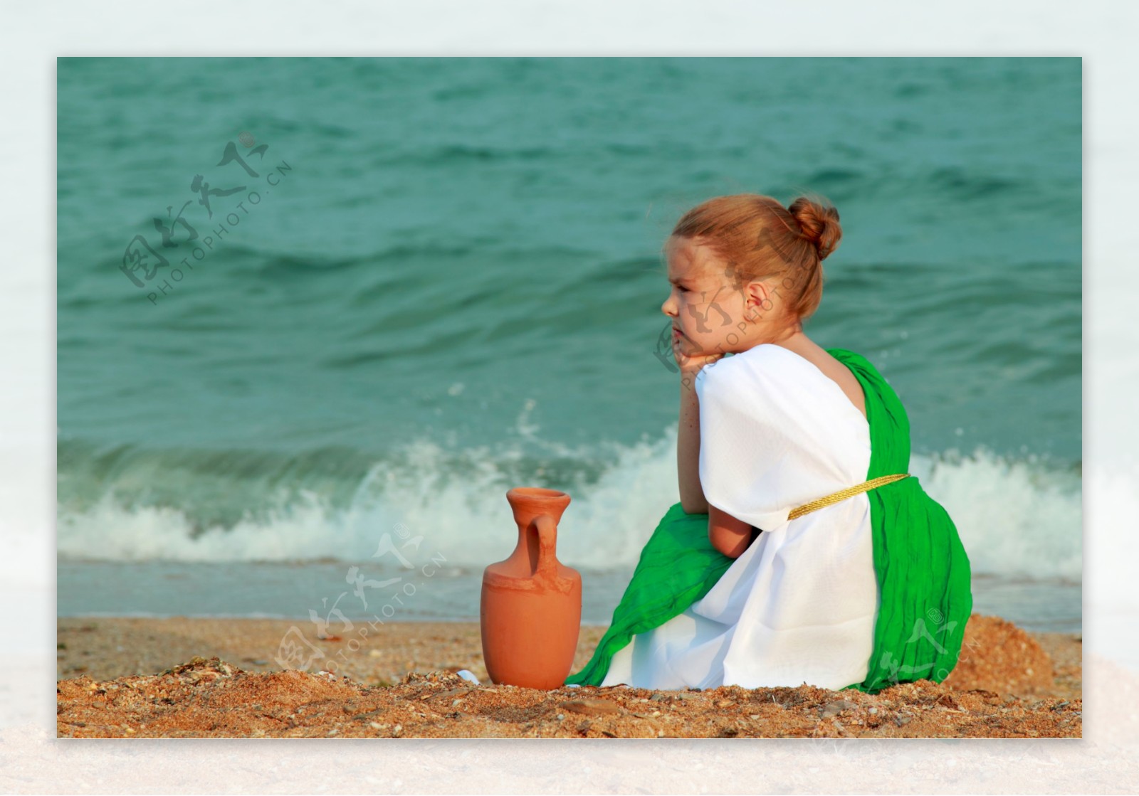 海边的小女孩与陶罐