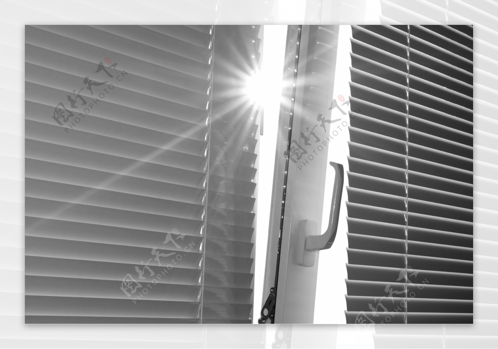 透过百叶窗照进屋里的阳光图片