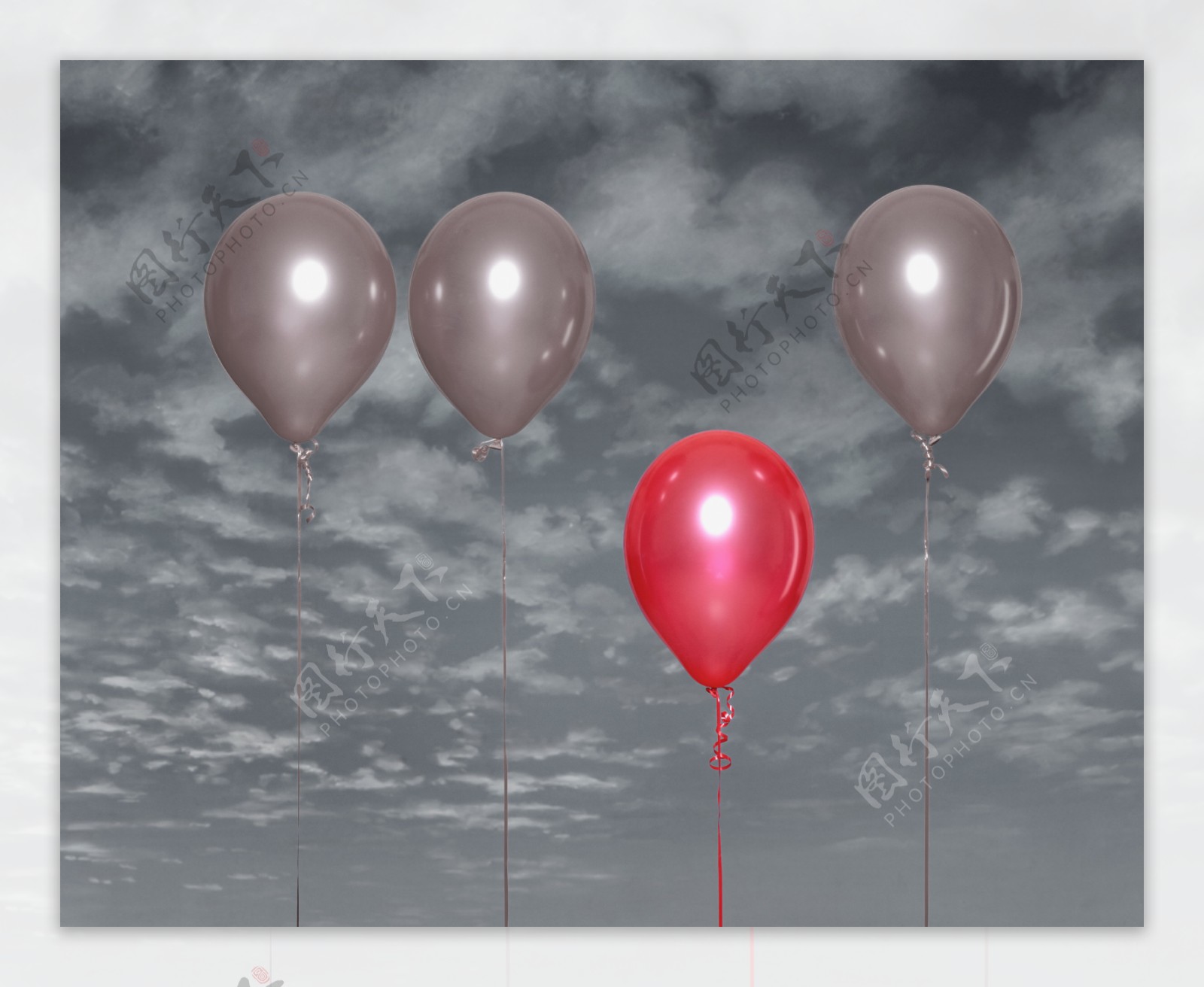 升向天空的四个气球特写图片