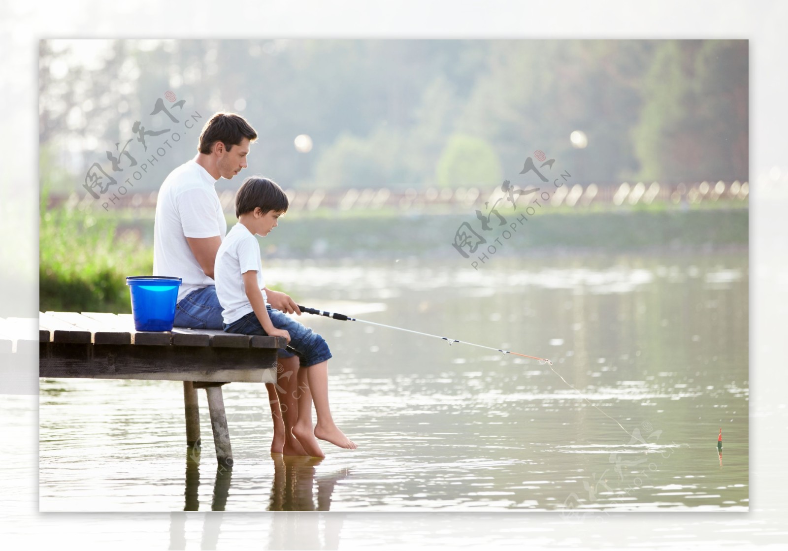 钓鱼的父子图片